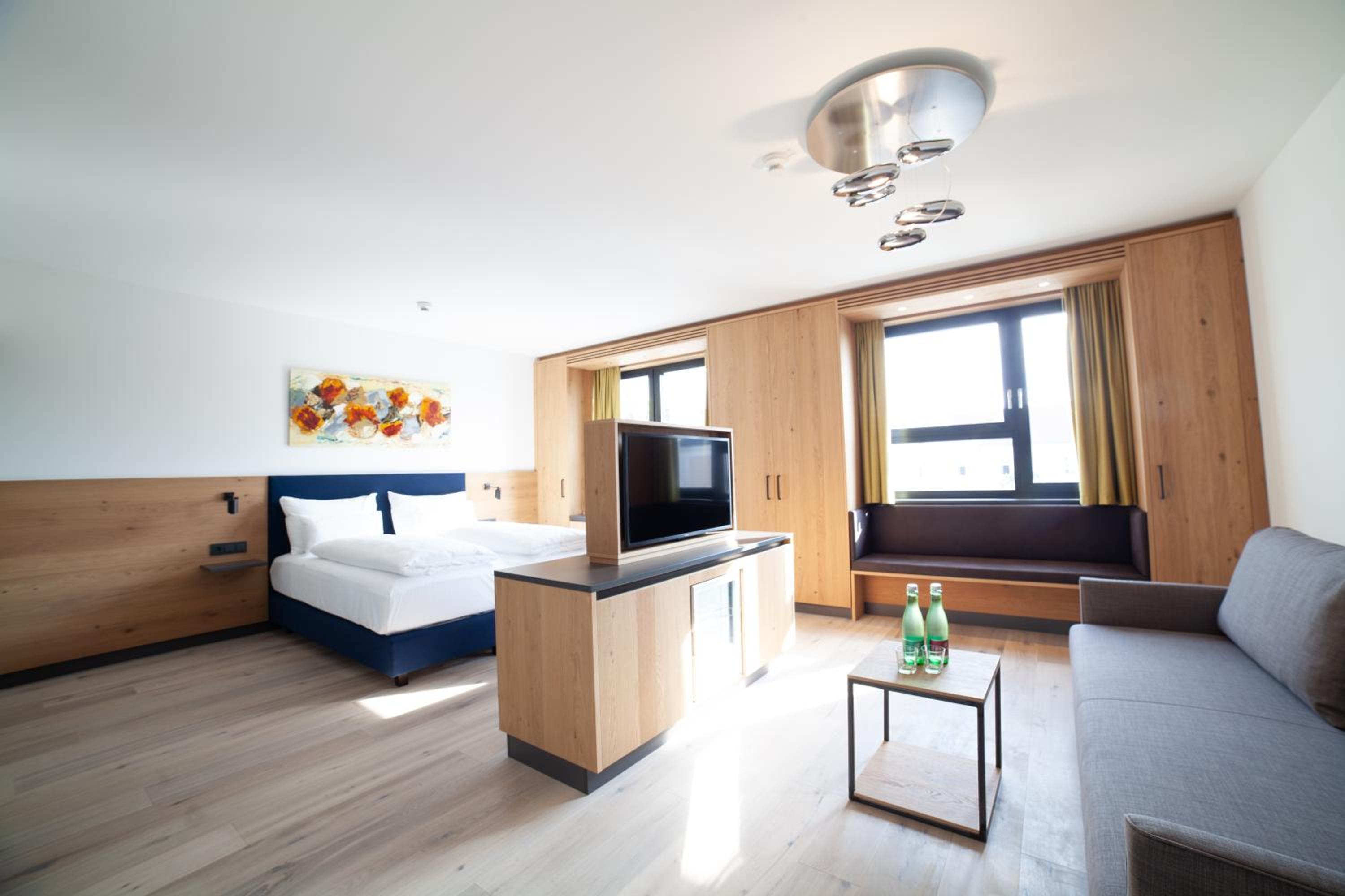 Double Suite with Sofa Bed and Bath Tub - Non-Smoking photo 2