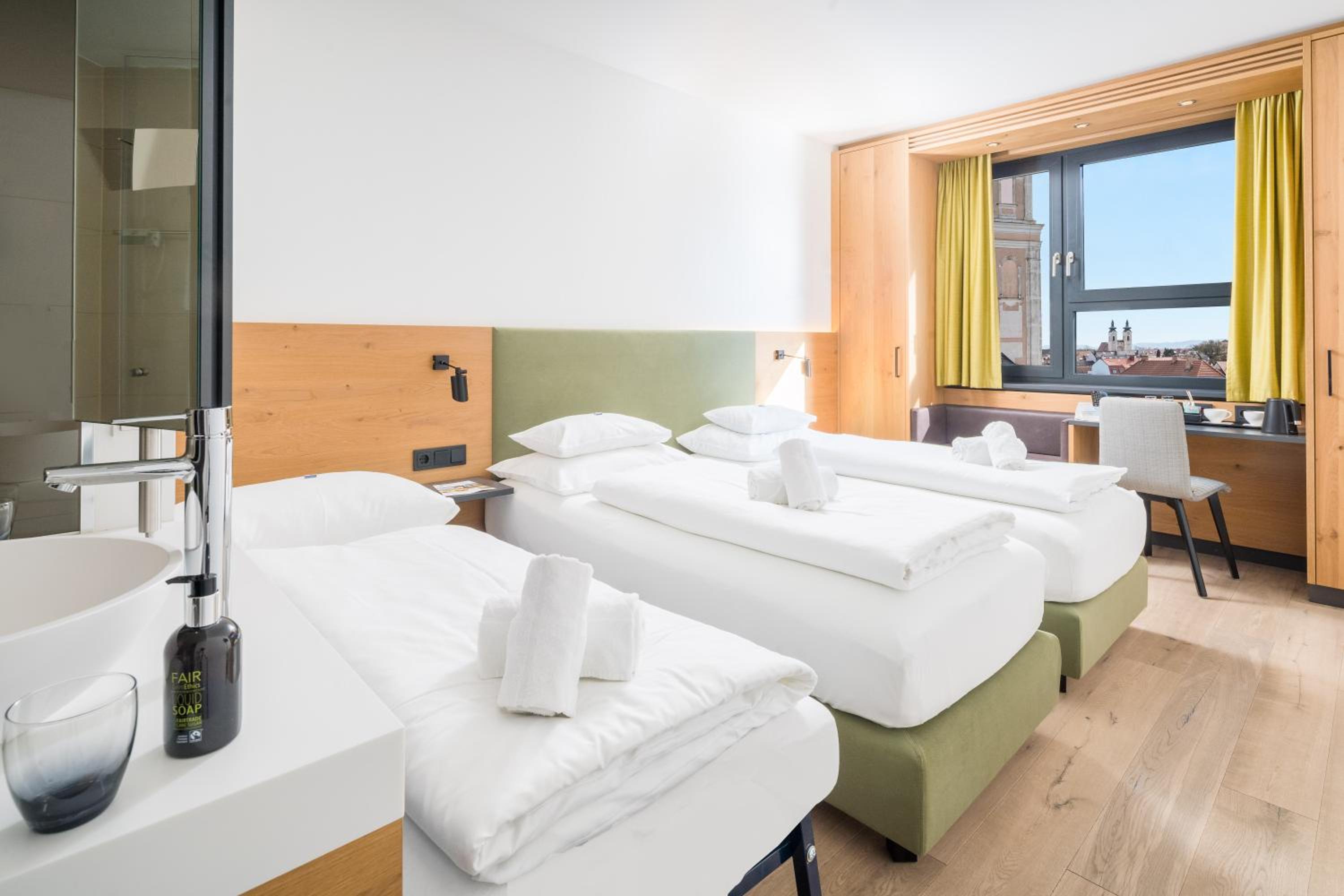 Classic Double Room with One Double Bed and One Single Bed - Non-Smoking photo 2