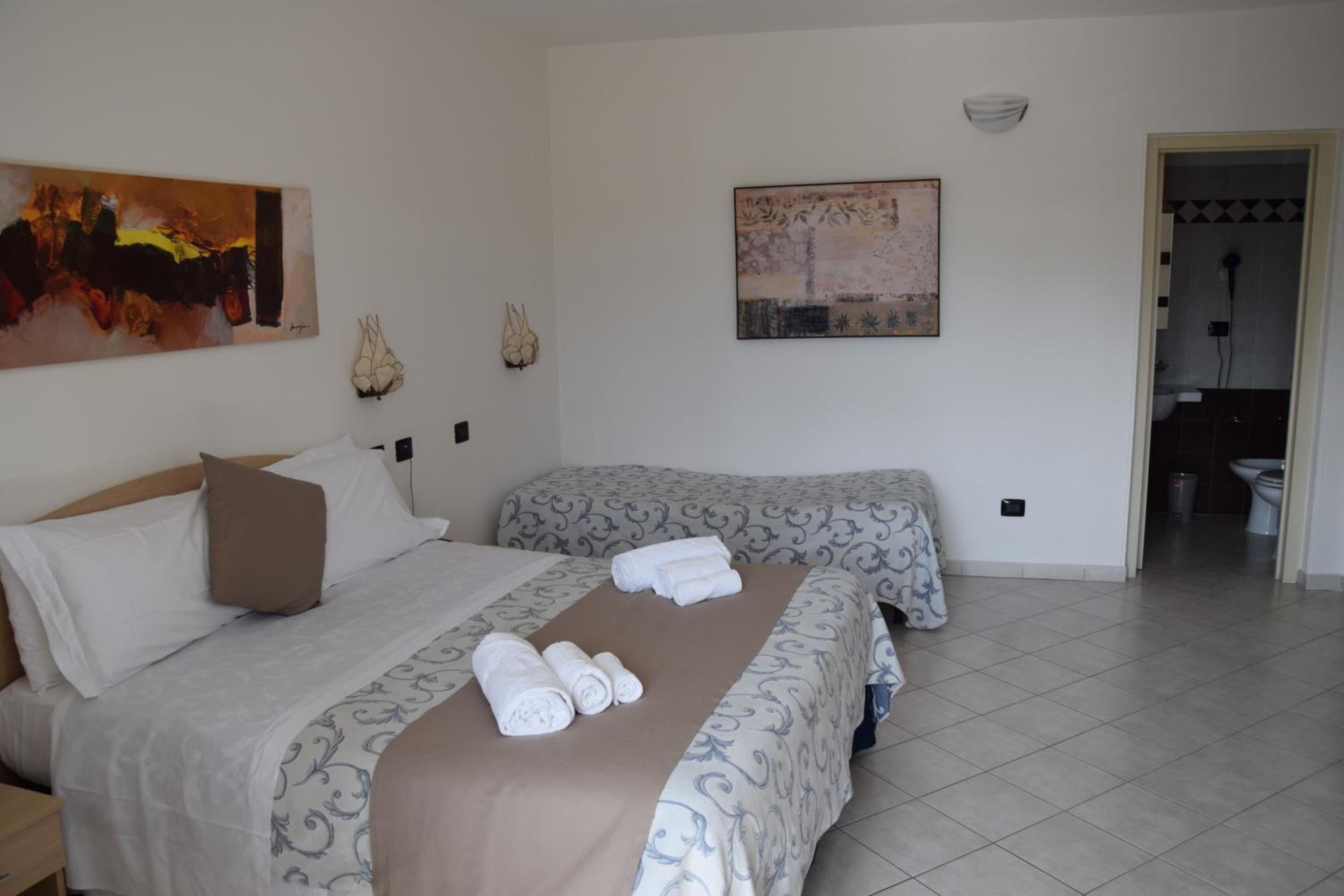 Triple Room with Balcony and City View photo 2