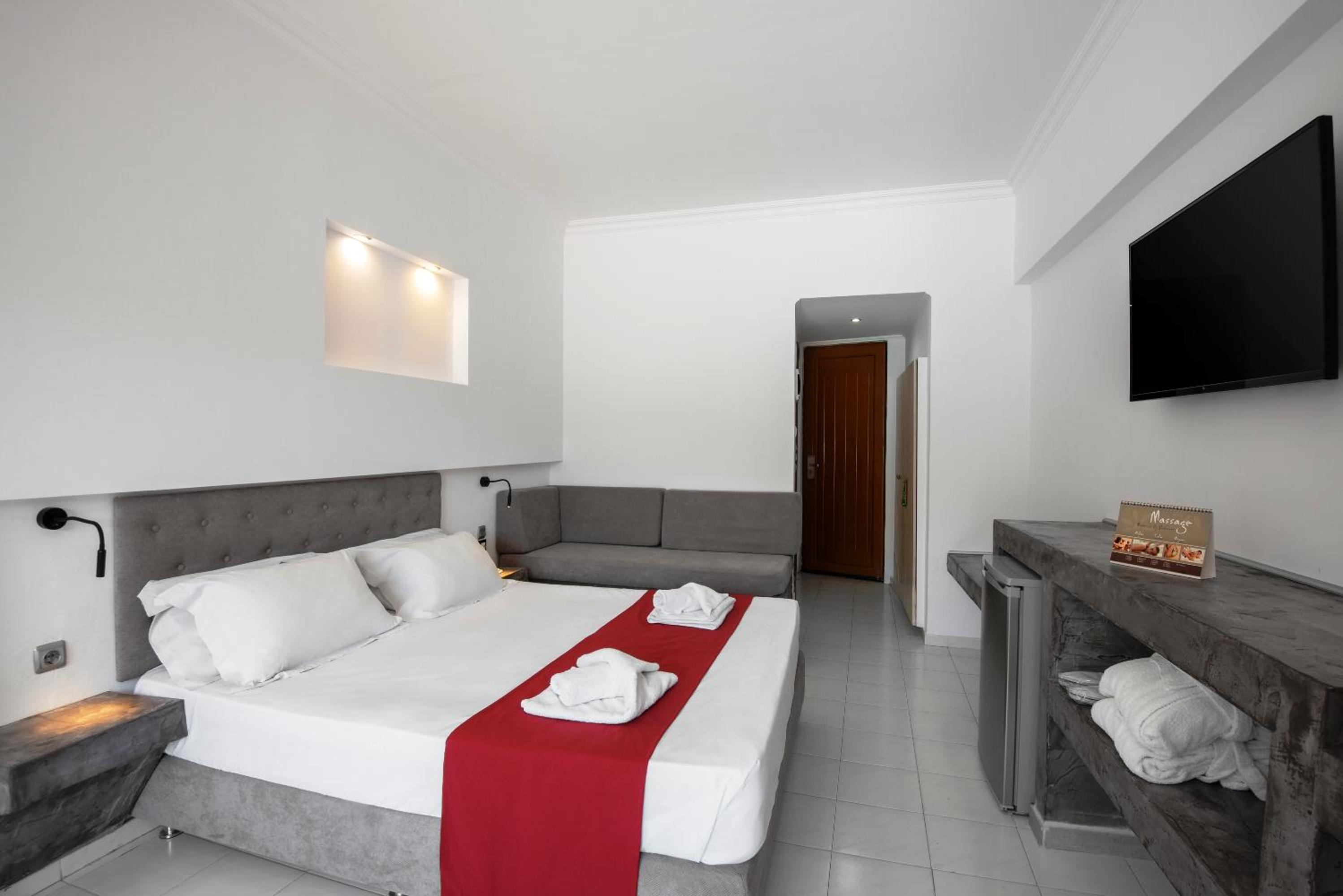 Two-Bedroom Suite with Private Pool (4 adults + 6 children)