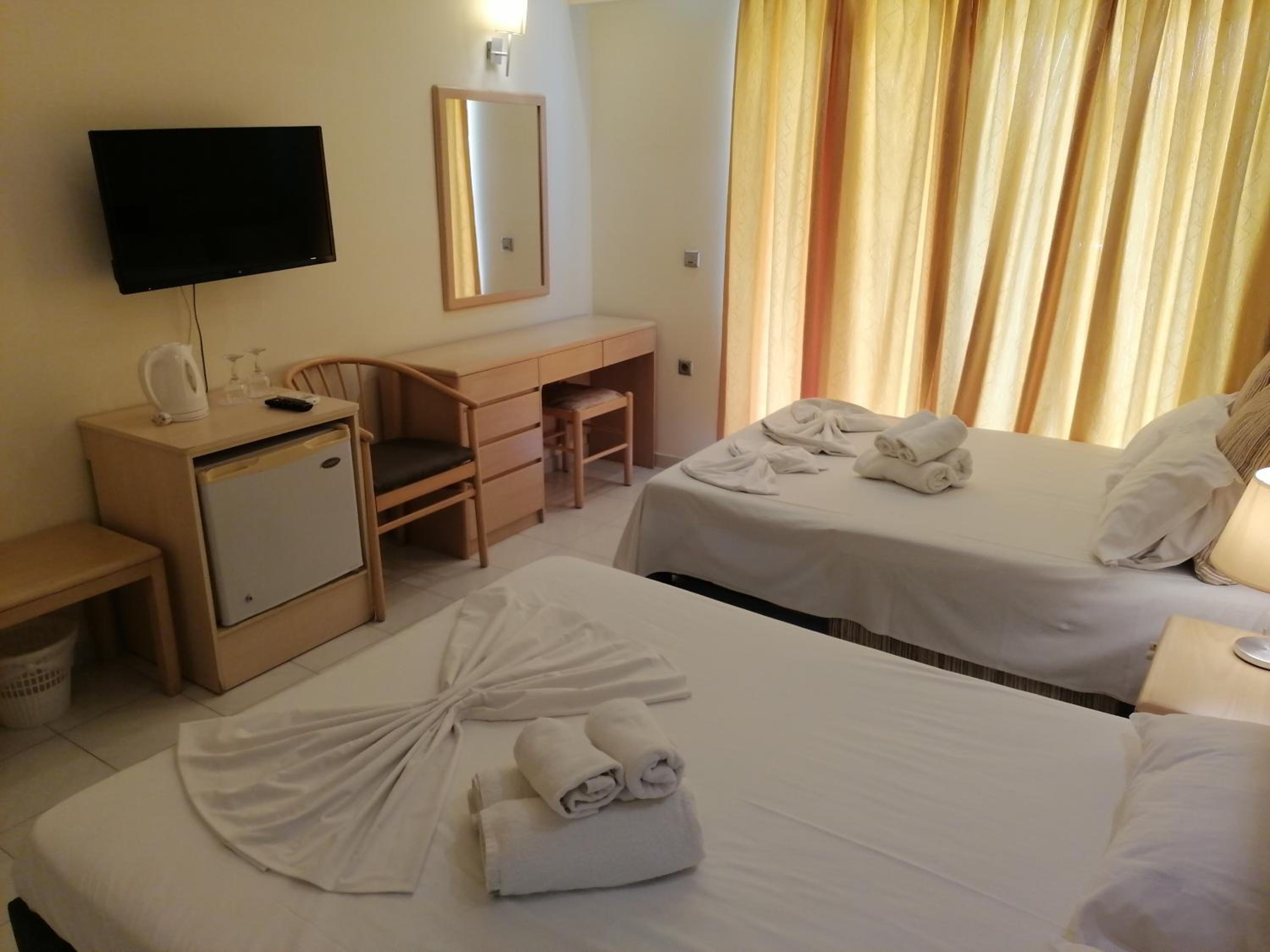 Quadruple Room (2 Adults + 2 Children) photo 2