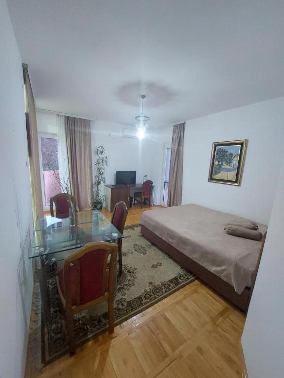 Apartment with Balcony photo 1