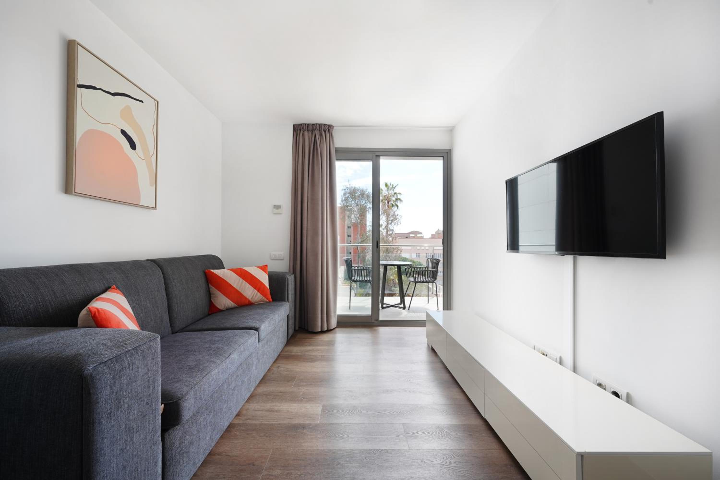 1 Bedroom Apartment with Balcony and Sofa Bed photo 2