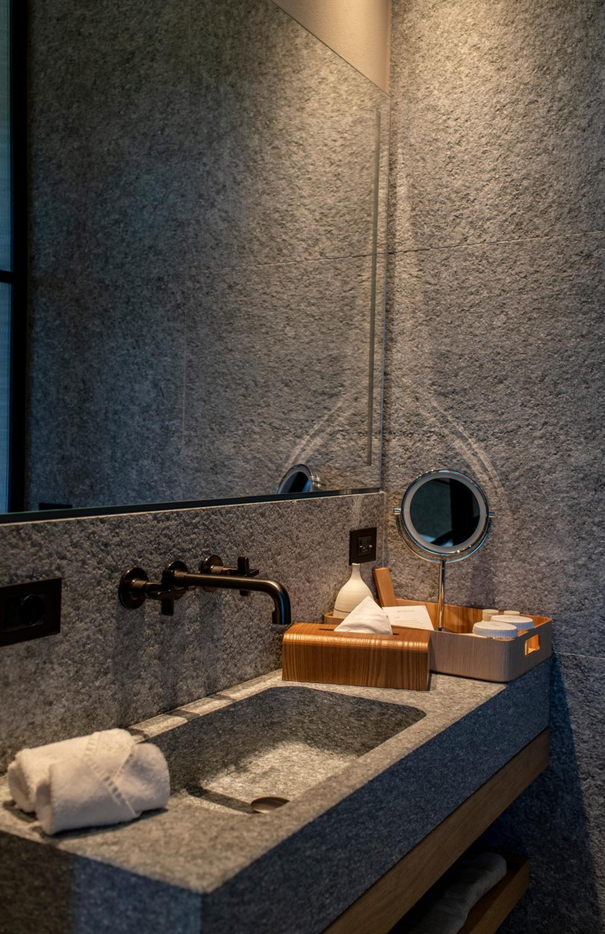 bathroom with a sink, mirror, and soap dish