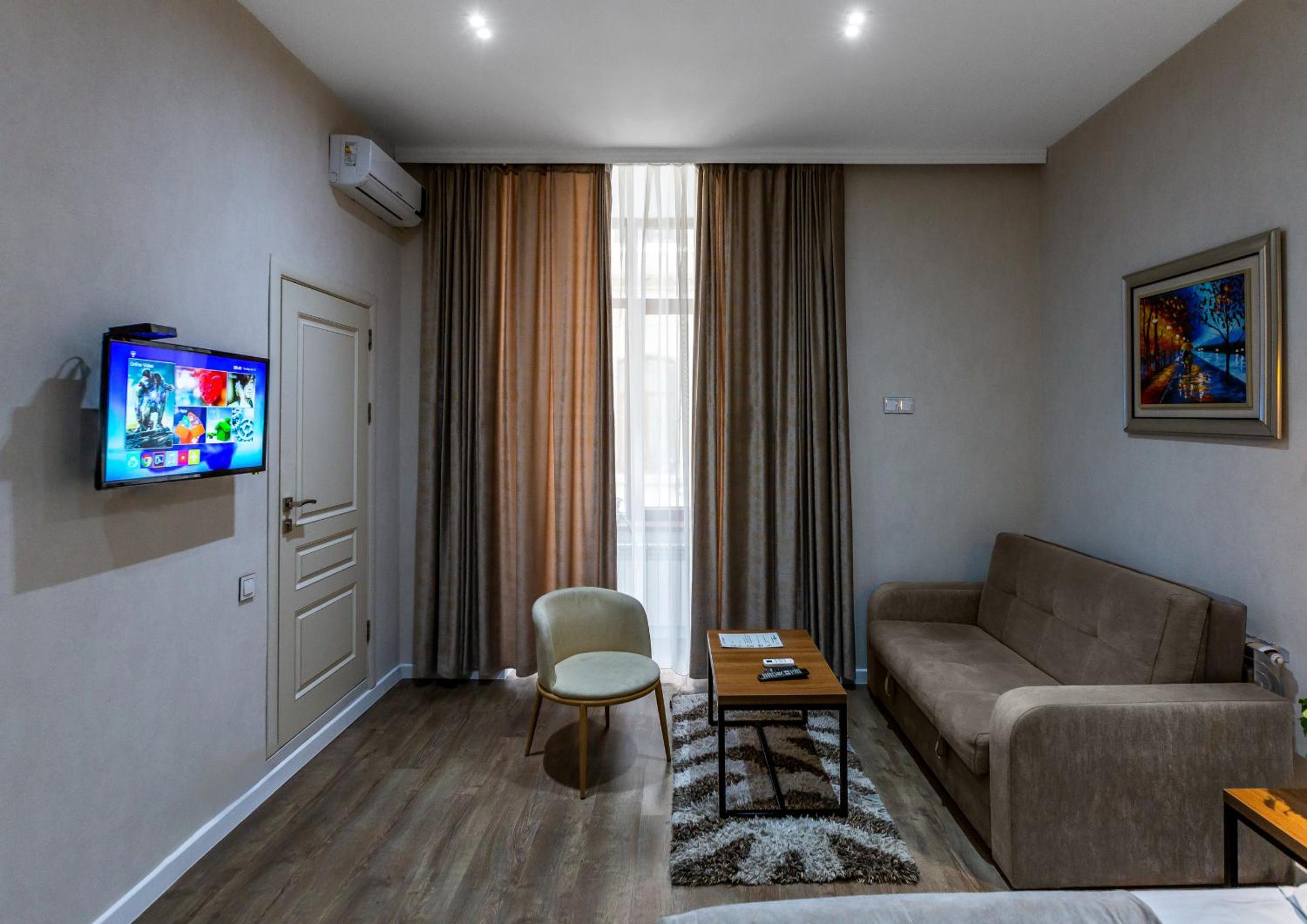 Deluxe Family Room photo 3