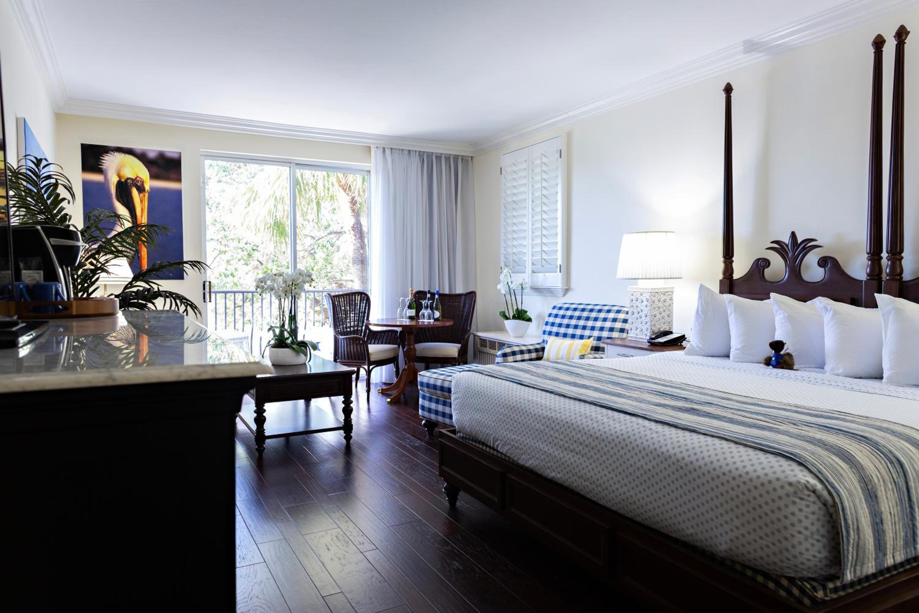 Deluxe King Room Lake View with Balcony - Photo 4