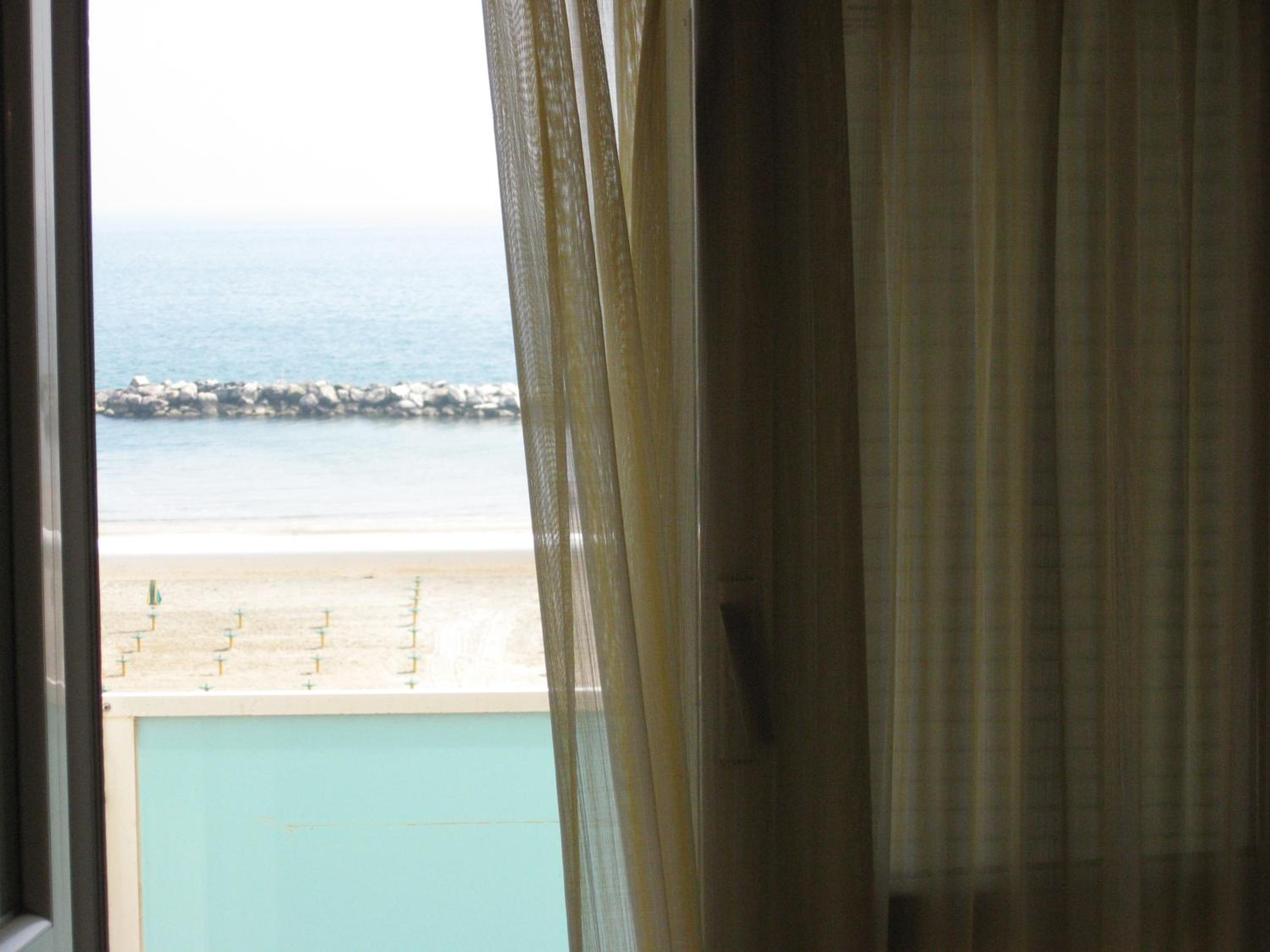 Double Room with Balcony and Sea View - Photo 13