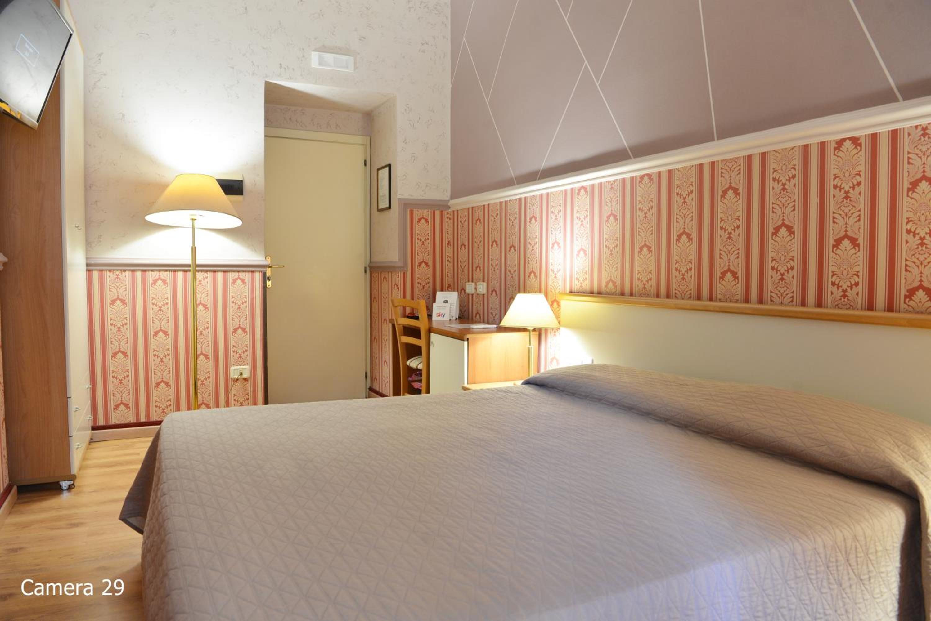 Double or Twin Room with Balcony - Photo 7