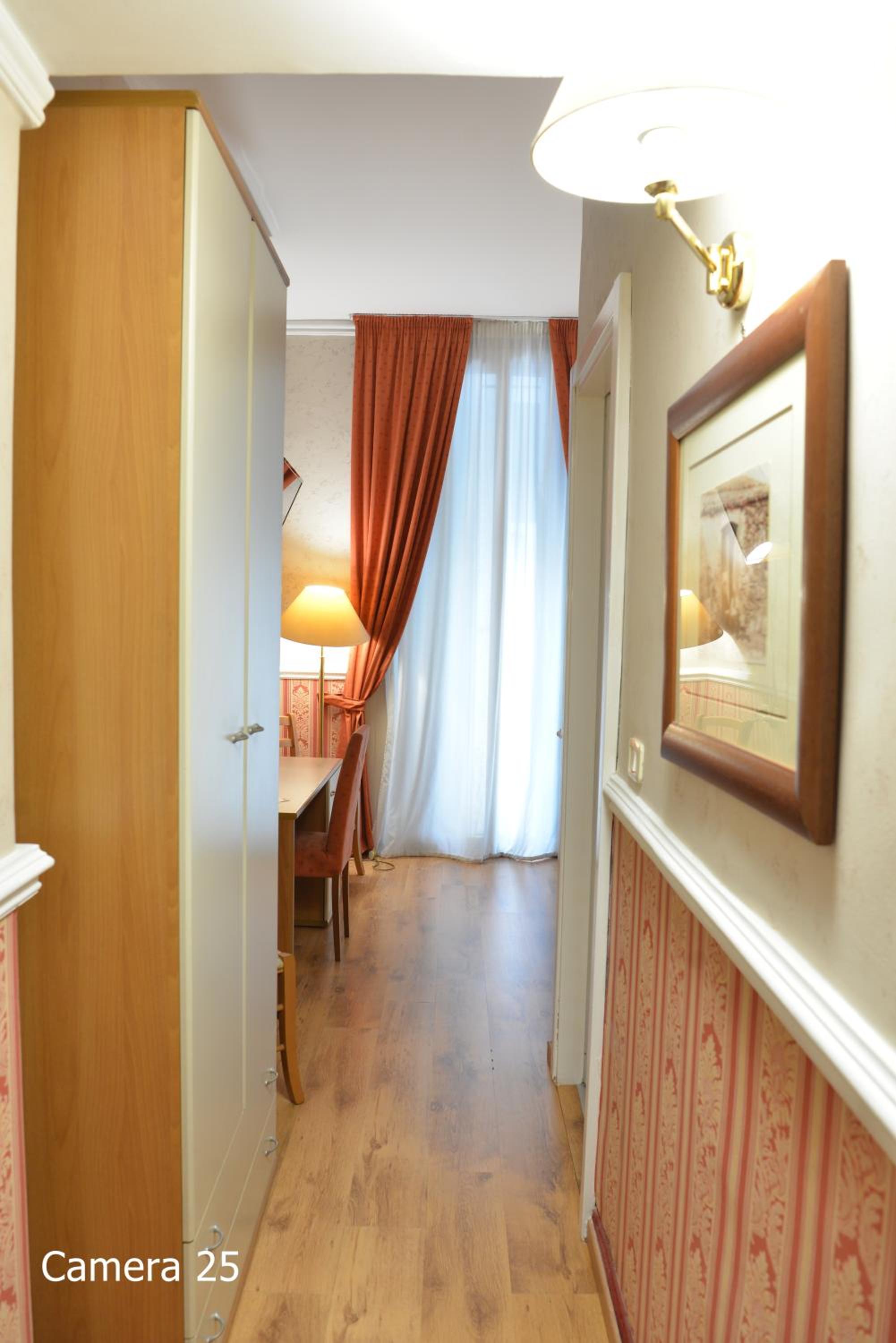 Double or Twin Room with Balcony - Photo 4