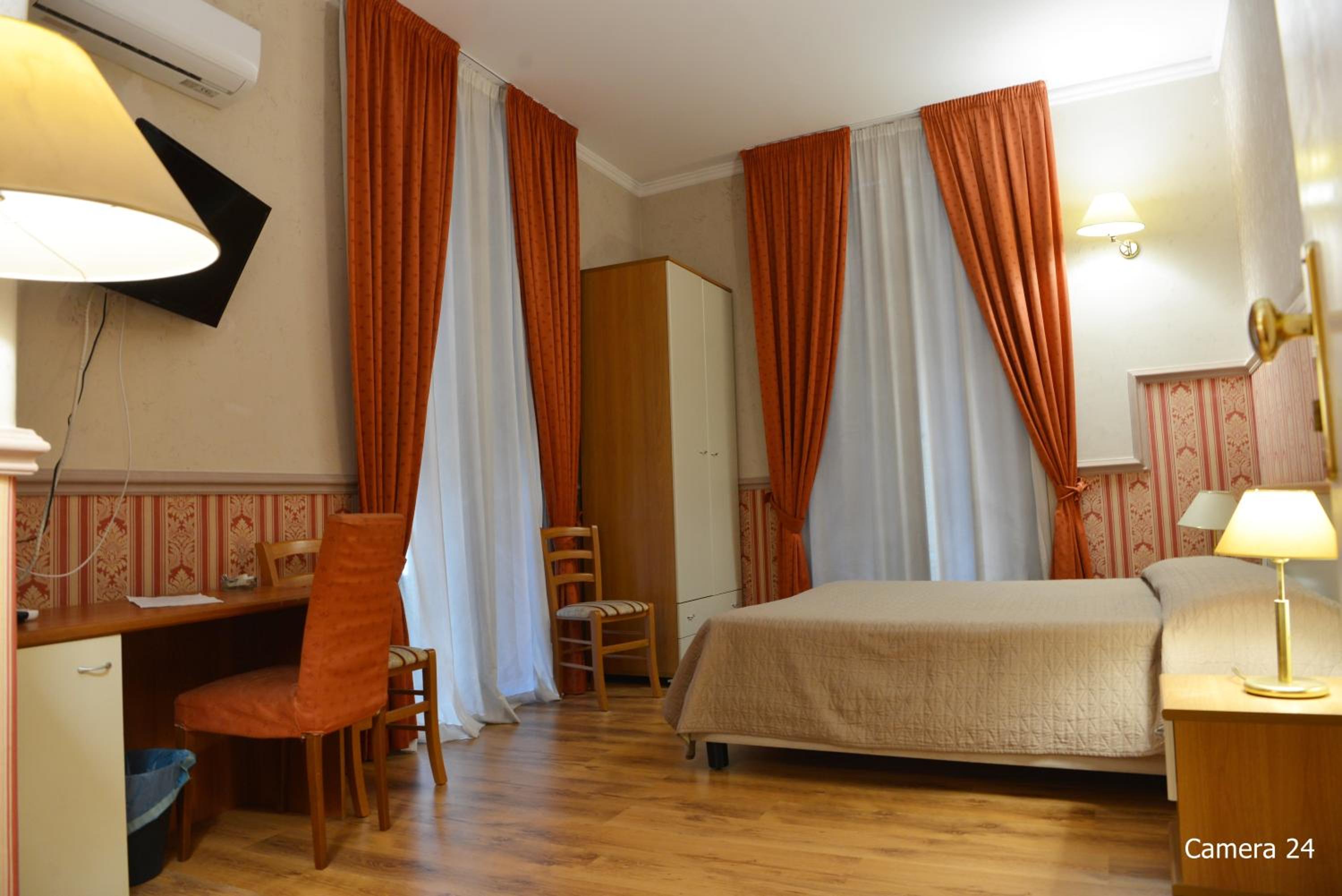 Deluxe Double or Twin Room with Balcony - Photo 4