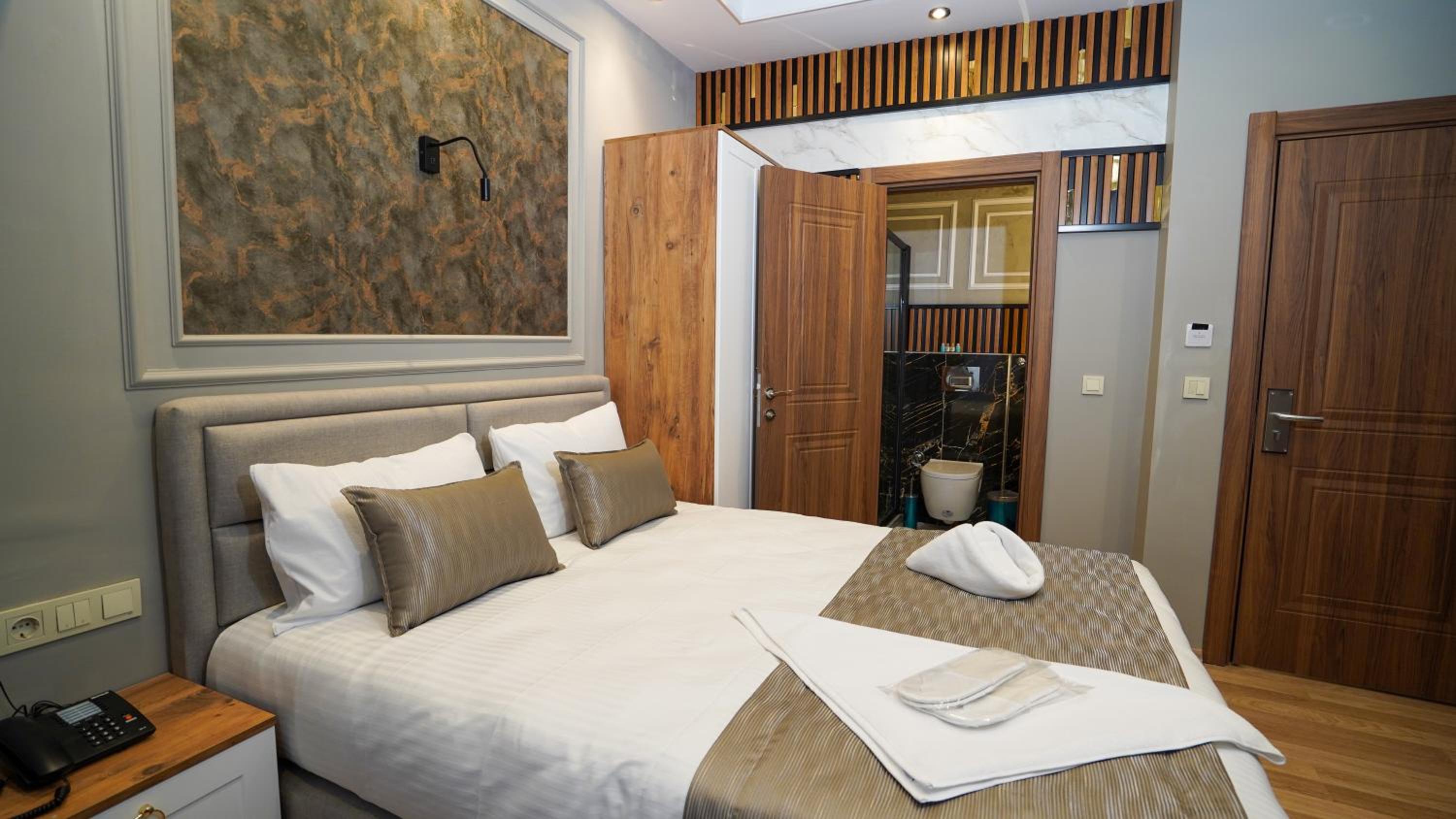 Deluxe Double Room with Balcony photo 1