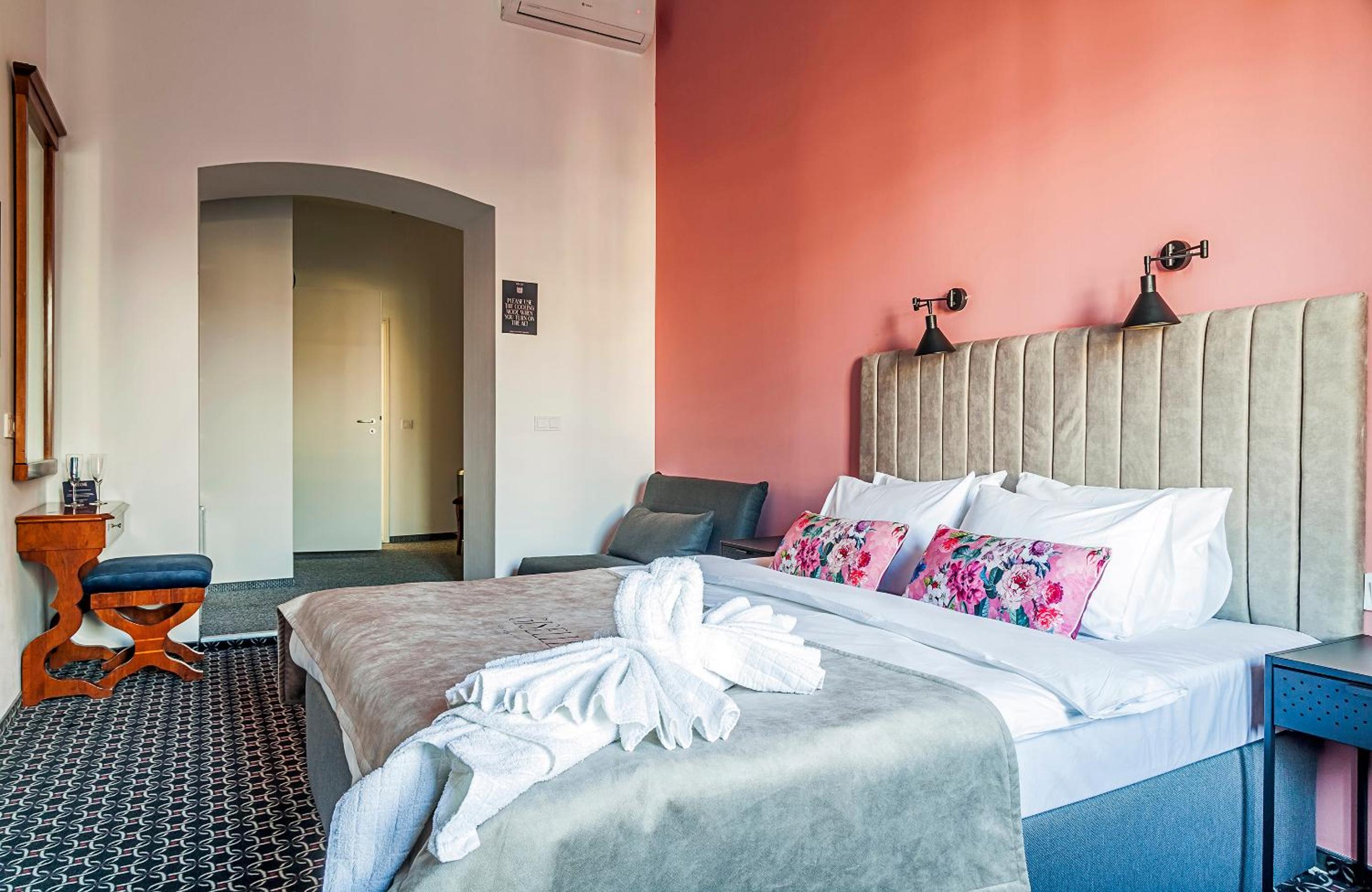 Deluxe Double Room with Balcony - Photo 15