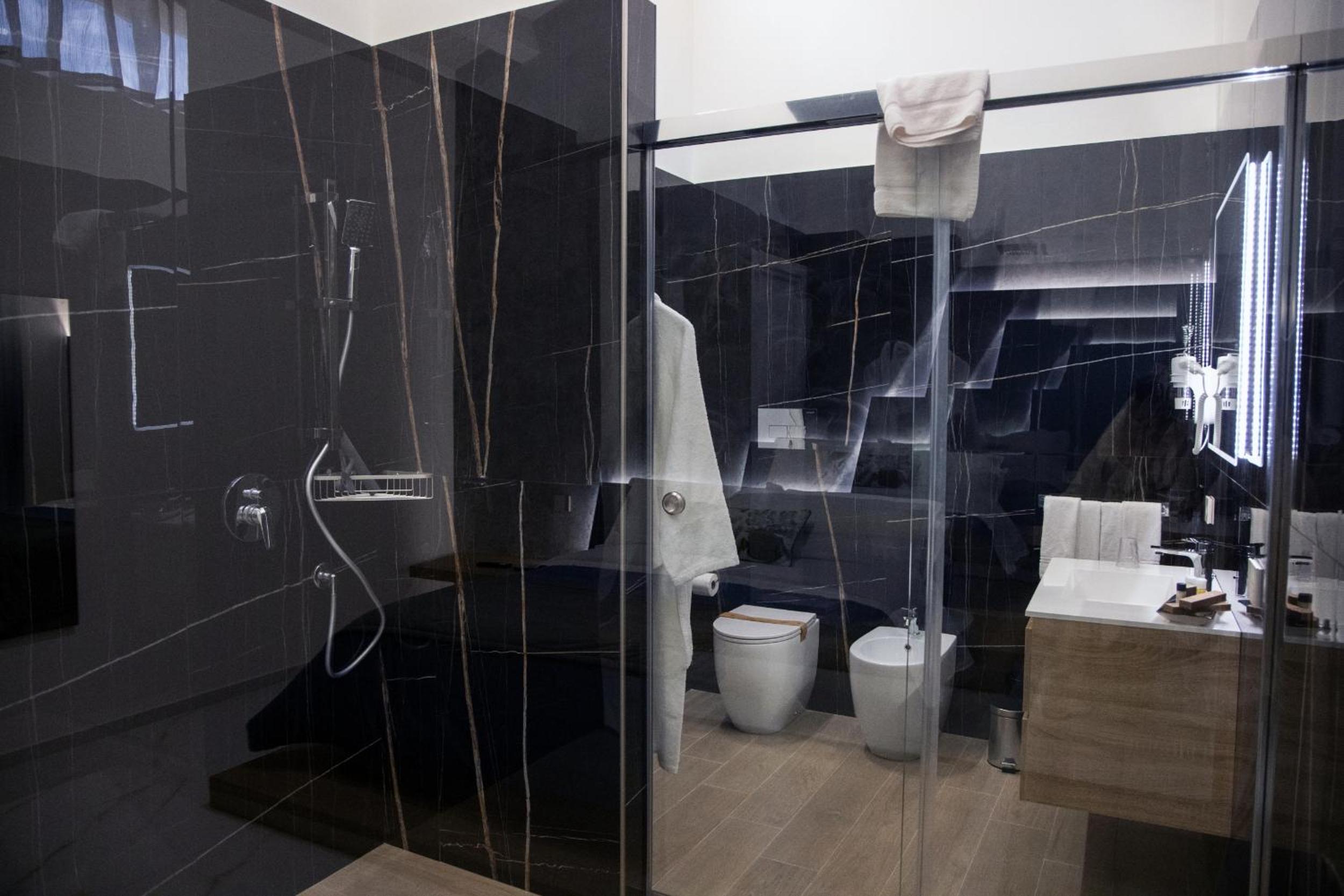 Deluxe Queen Room - Photo 8