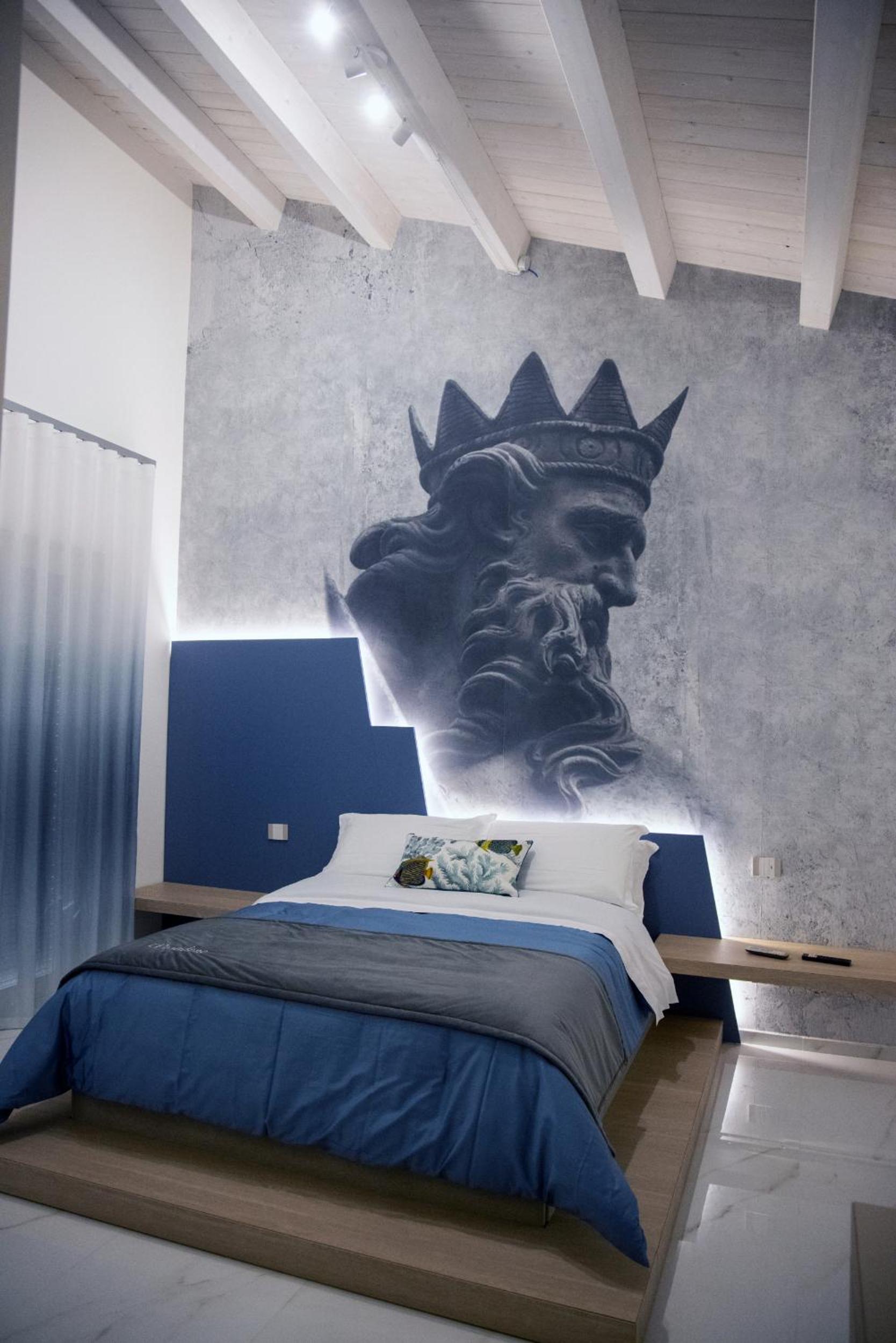 Deluxe Queen Room - Photo 9