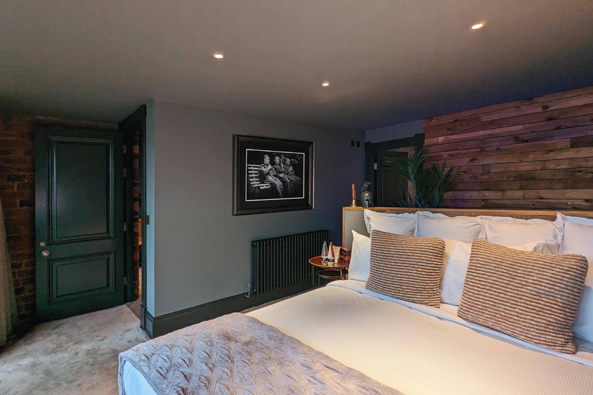 Old Tom - One Bedroom Apartment with Balcony and Jacuzzi Bath photo 3