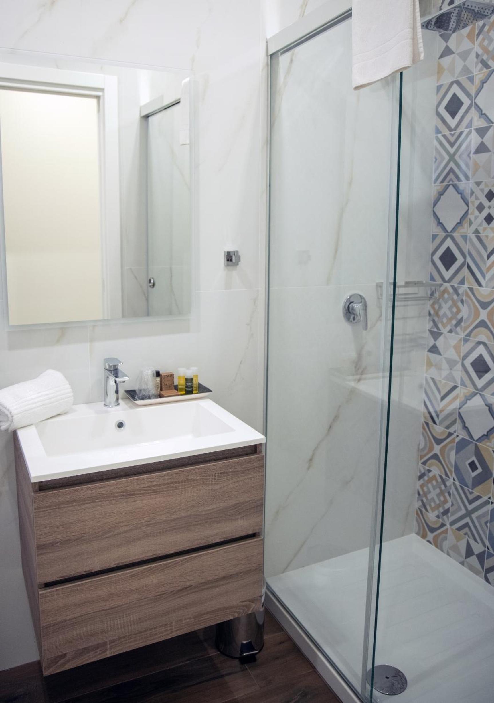 Deluxe Room - Photo 9