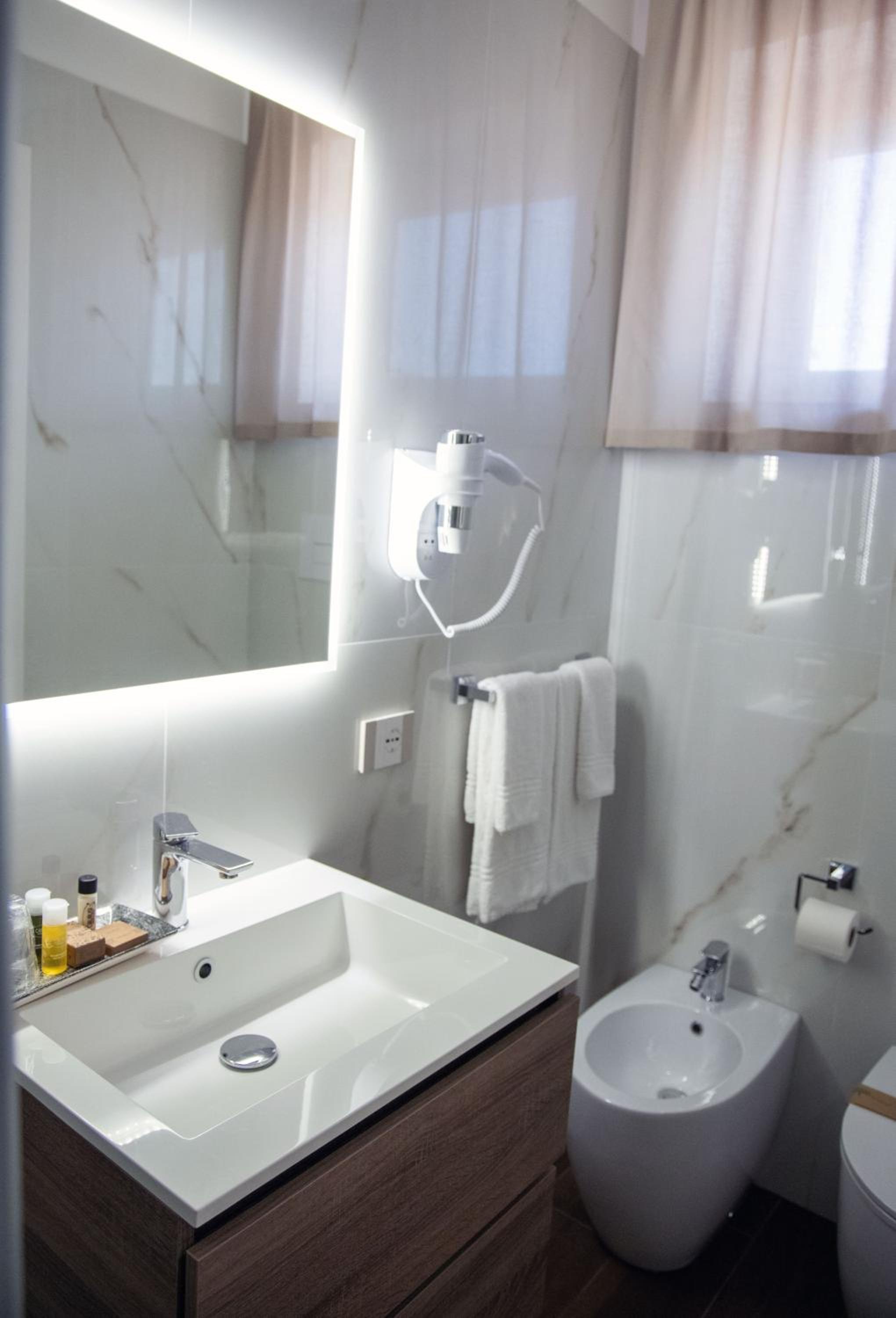 Deluxe Room - Photo 11