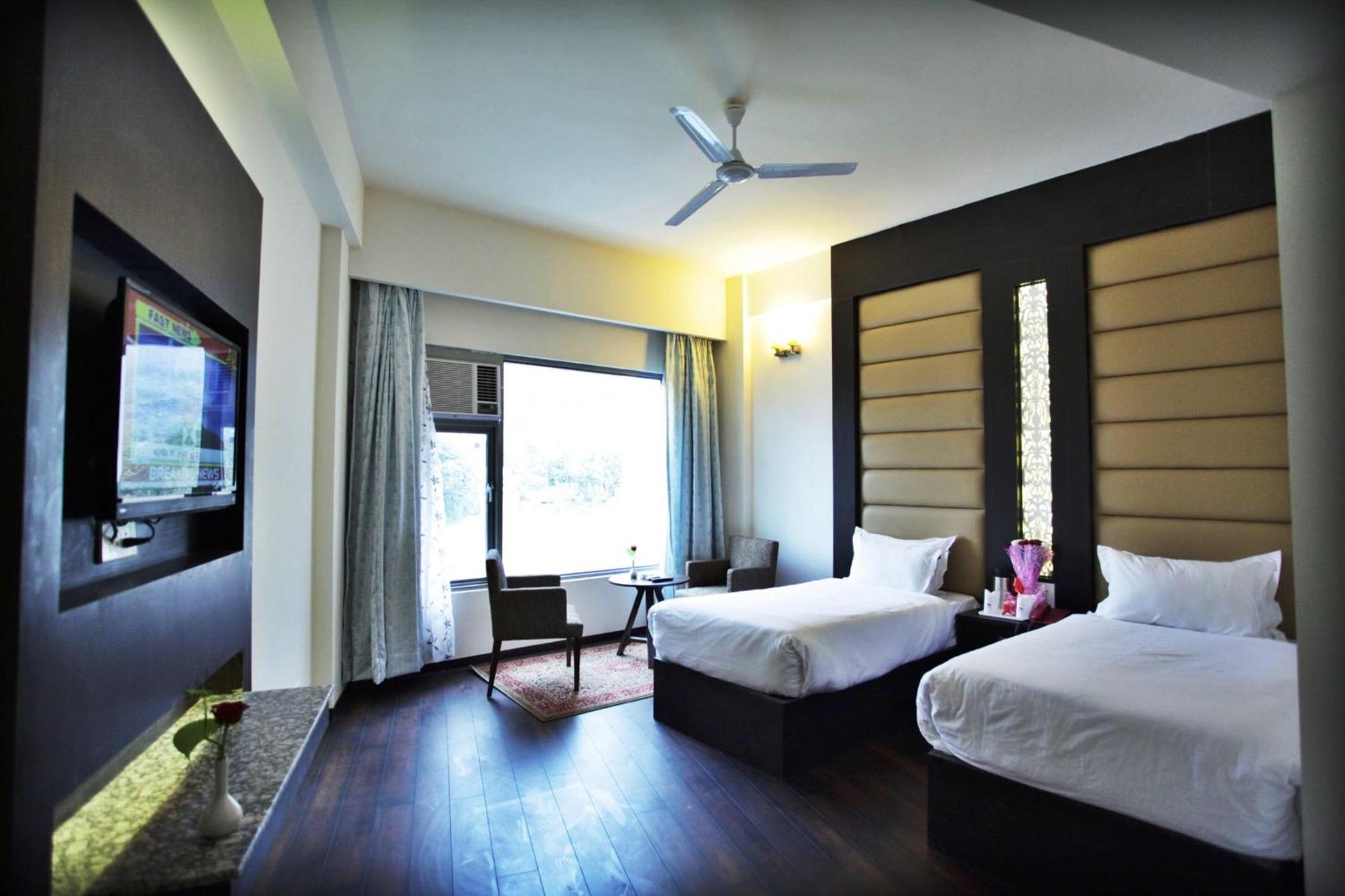Deluxe Room (Complimentary One-way Local Transfers and 15% Off on Laundry service for upto 2 clothing item) photo 3