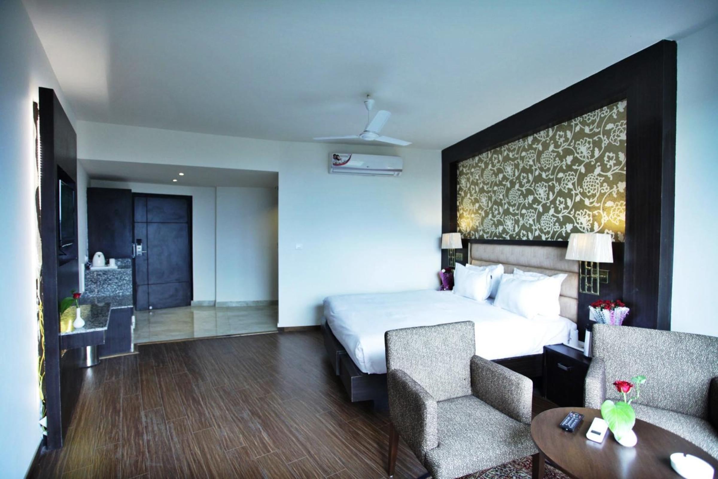 Deluxe Room (Complimentary One-way Local Transfers and 15% Off on Laundry service for upto 2 clothing item) photo 2