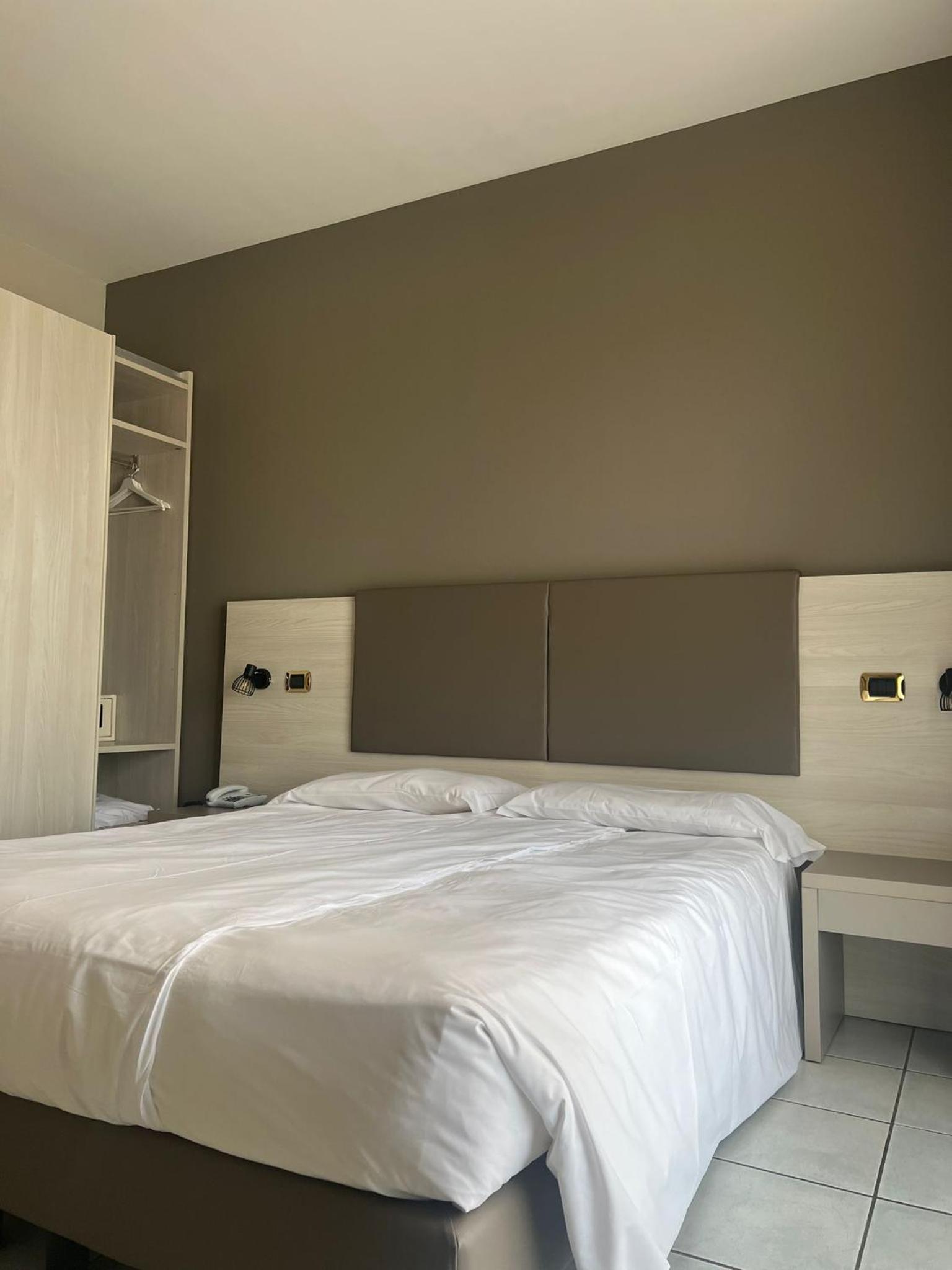 Superior One Bedroom Suite with Terrace and Lake View - Photo 9