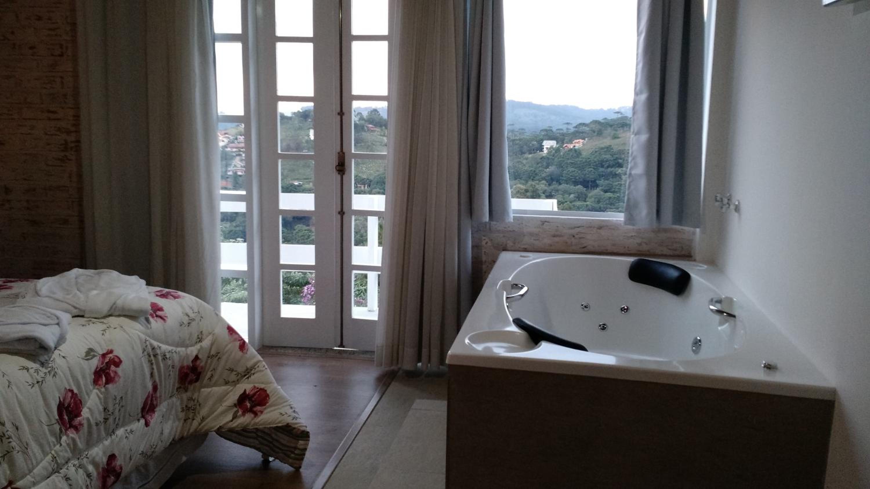 Deluxe Room with Hot Tub photo 2