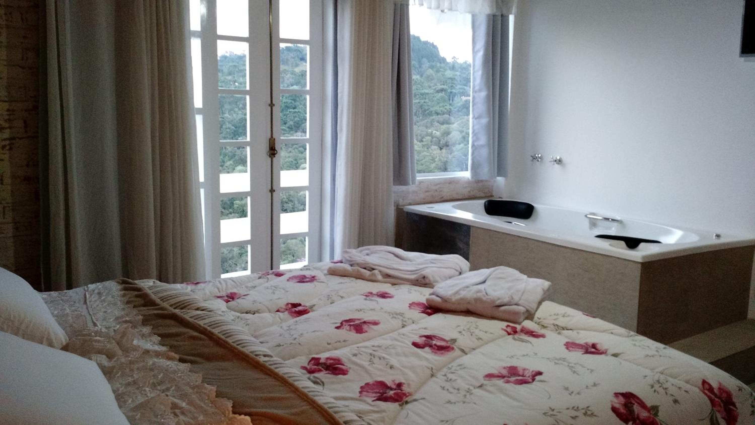 Deluxe Room with Hot Tub photo 3