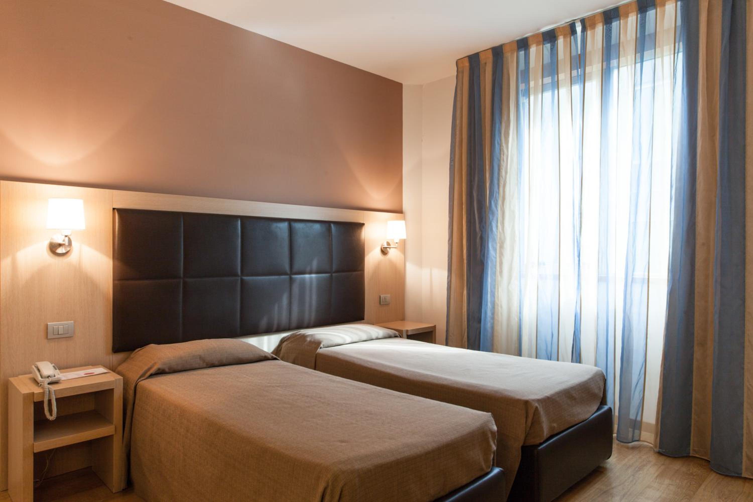 Twin Room - Photo 5
