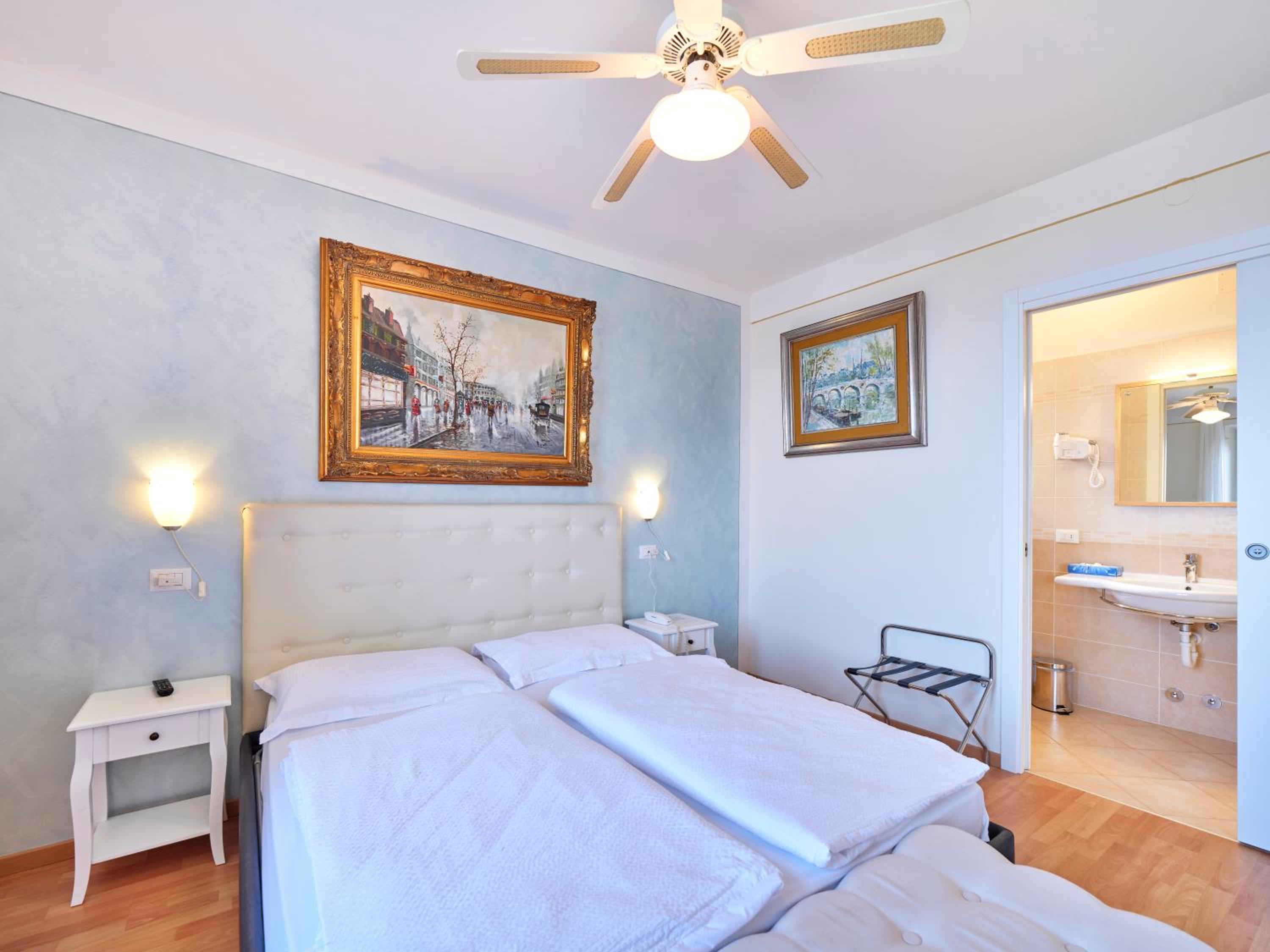 Family Room with Lake View photo 3