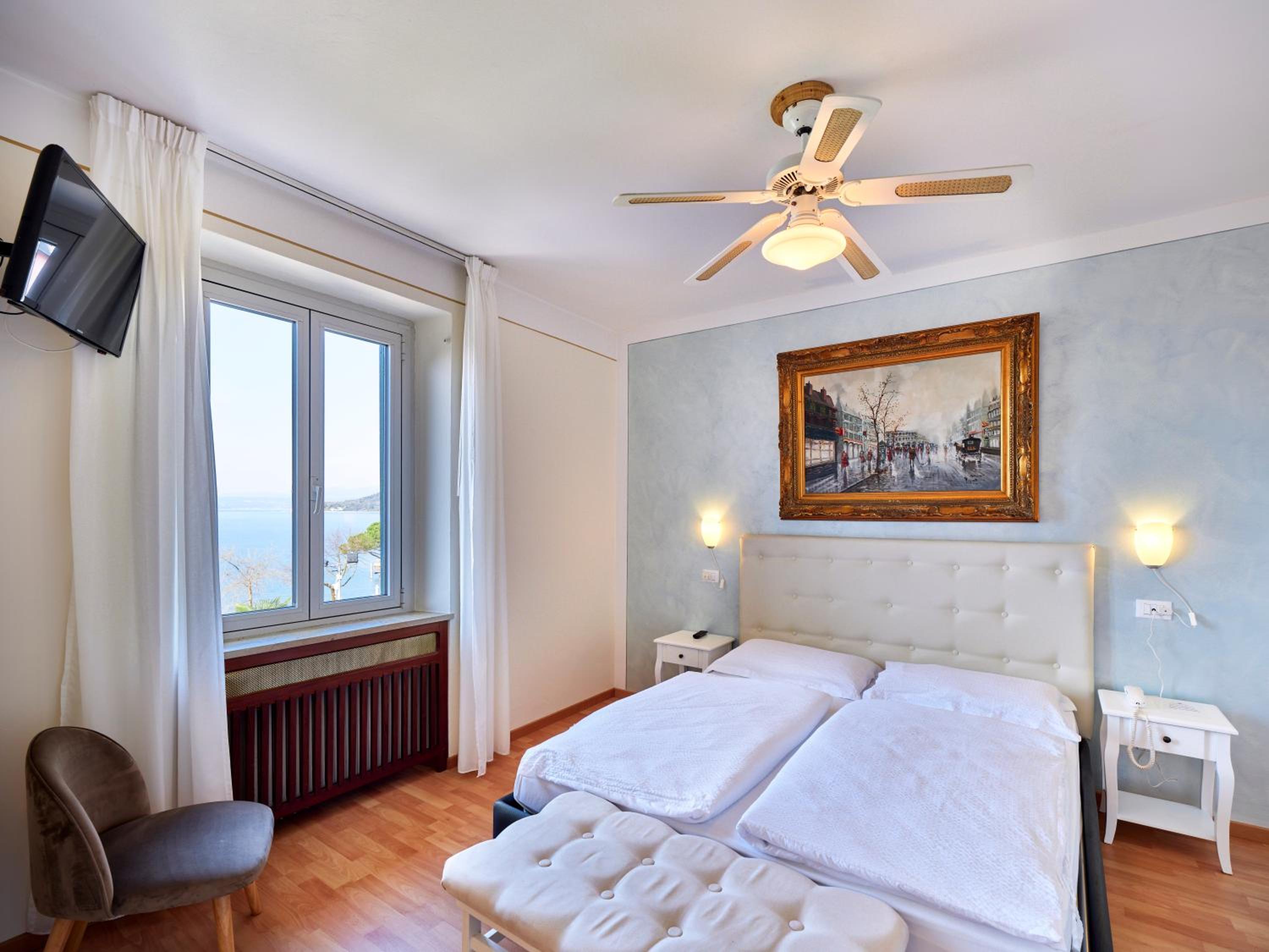 Family Room with Lake View photo 1