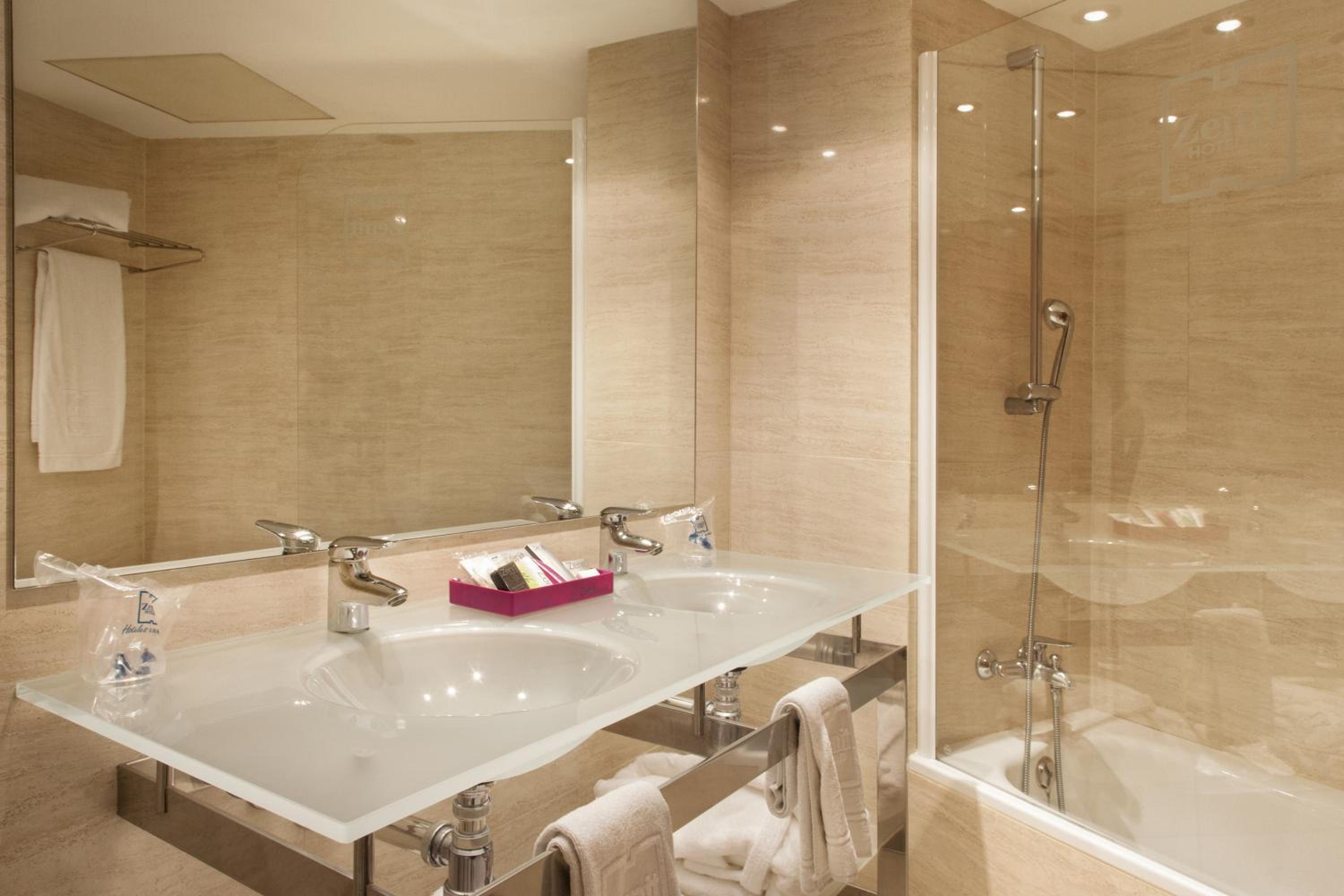 Double or Twin Room - Photo 7