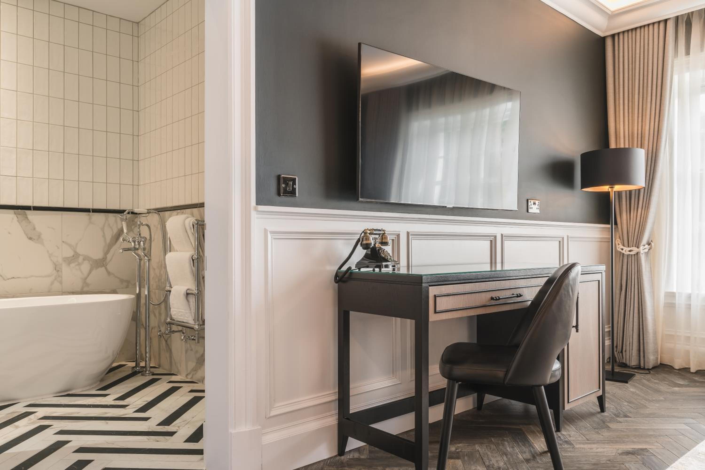 Douglas Suite - Photo 1