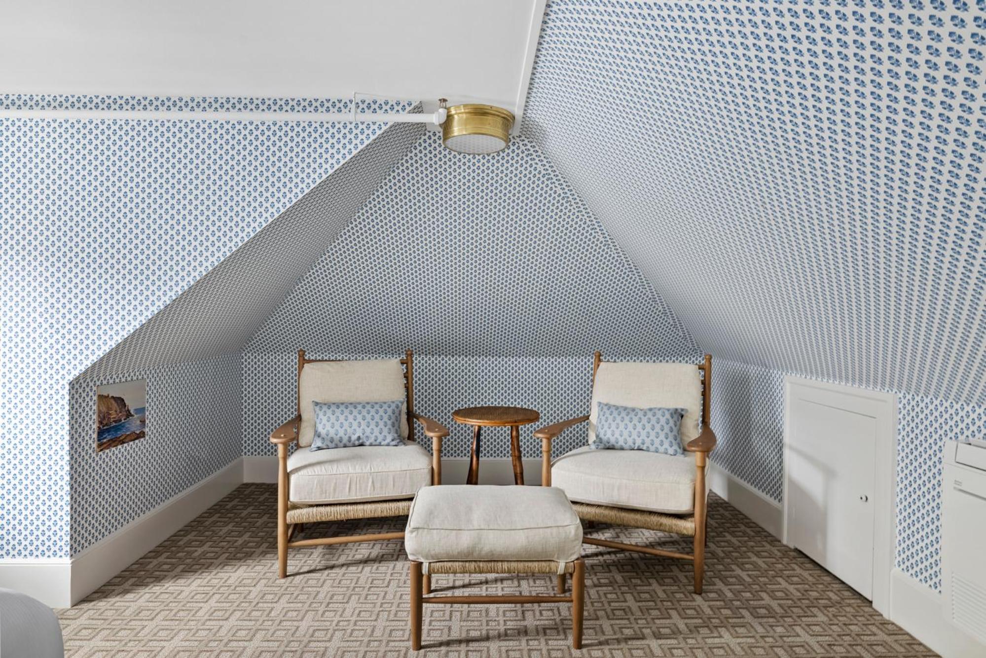 Hackenberg King with Seating Area - Photo 2