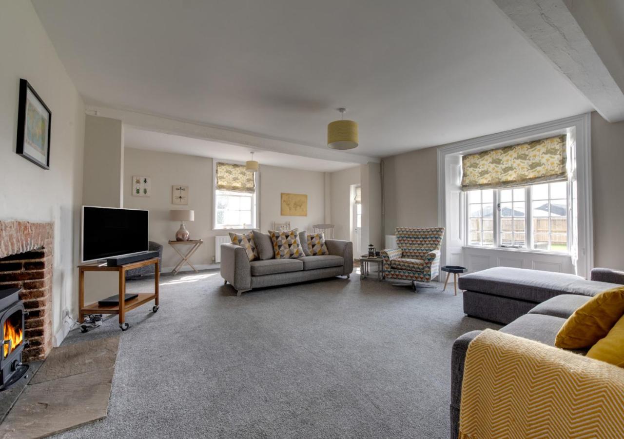 Six-Bedroom House photo 1