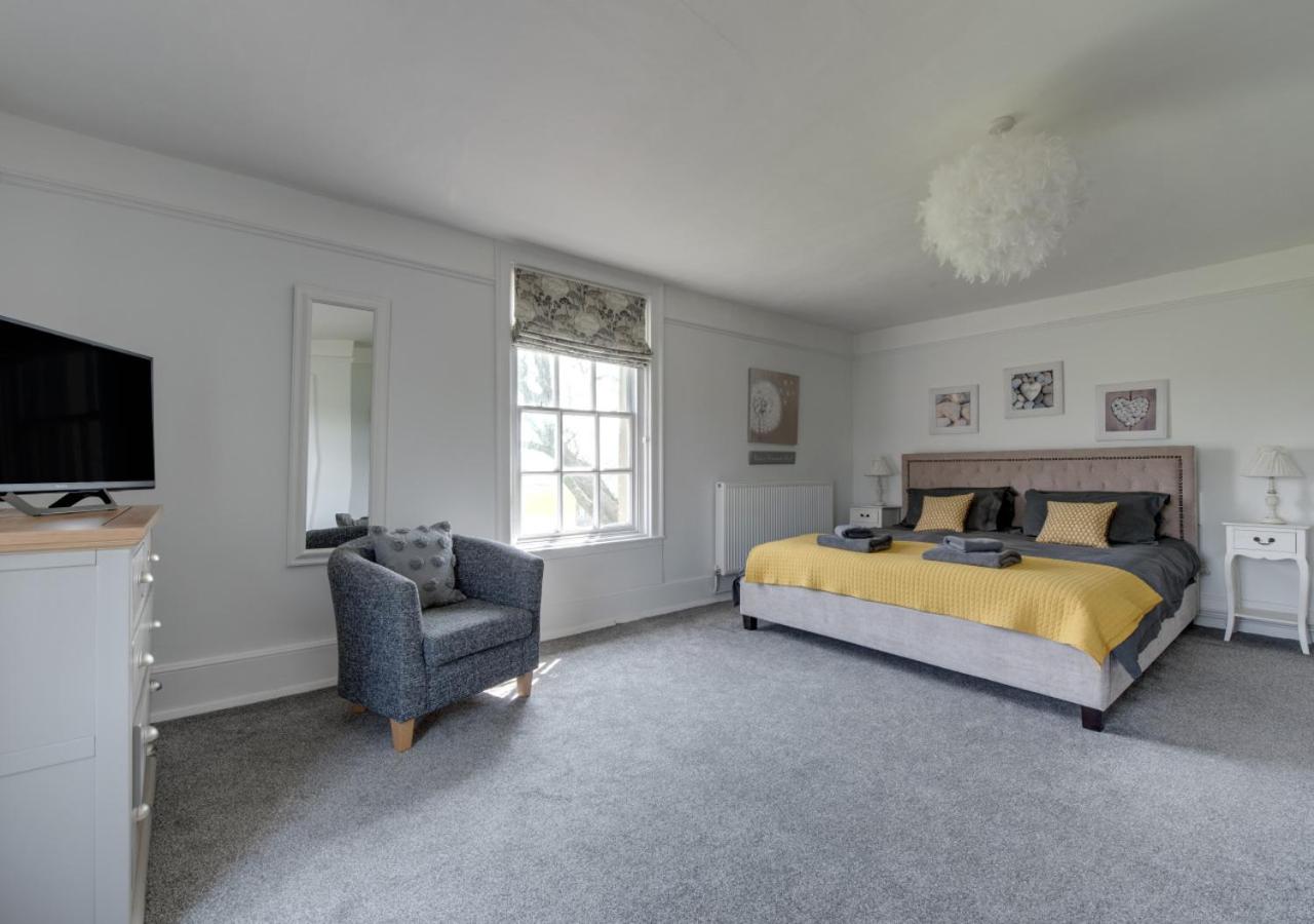 Six-Bedroom House photo 3