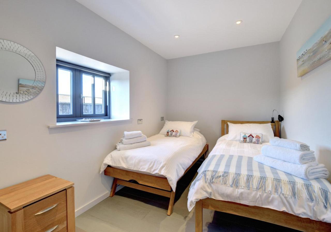 Five-Bedroom House photo 3