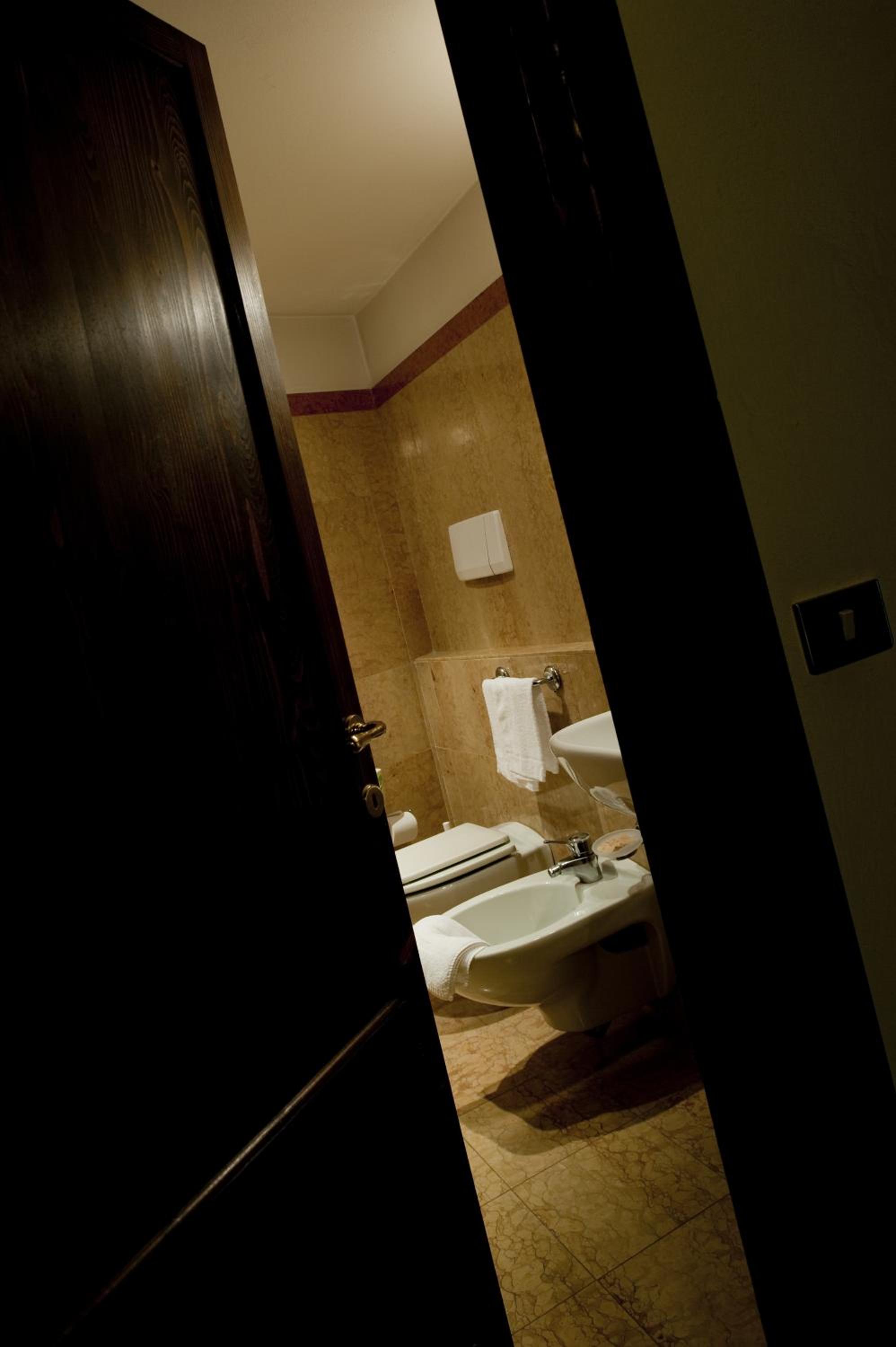 Standard Two-Bedroom Apartment (3 Adults) photo 3
