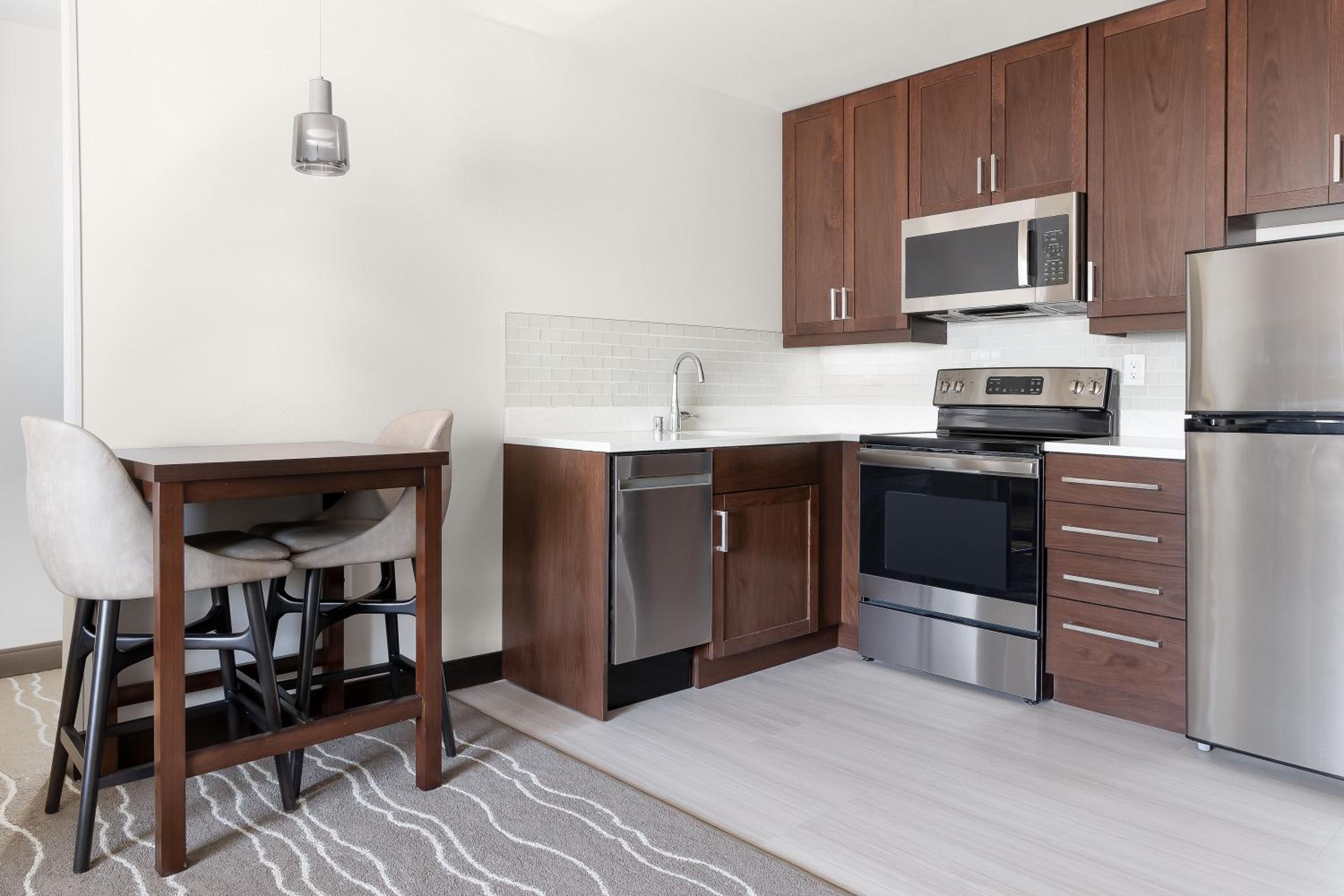 One-Bedroom Corner King Suite with Oven and Sofa Bed - Hearing Accessible