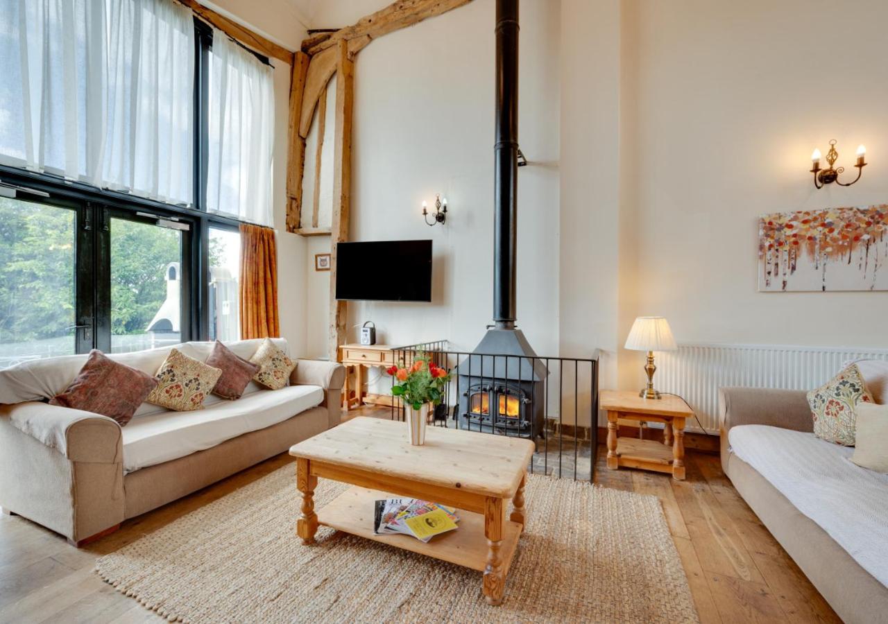 Ten-Bedroom House photo 1