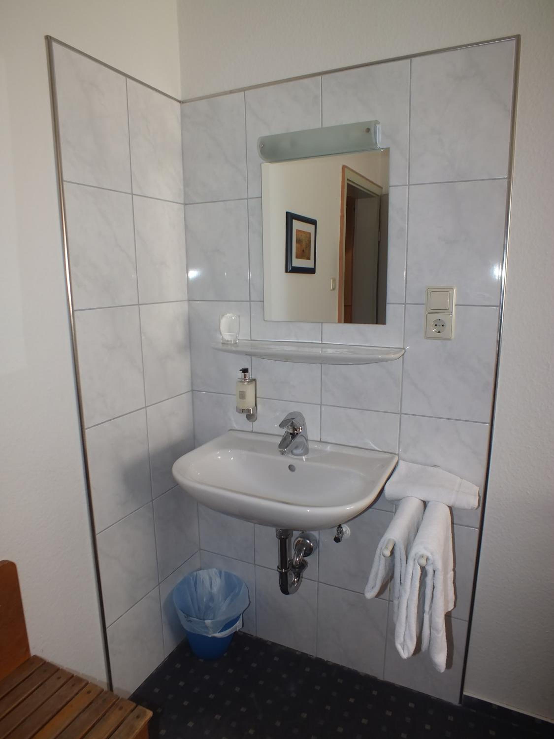 Kleines Einzelzimmer im Nebengebäude mit Gemeinschaftsbad