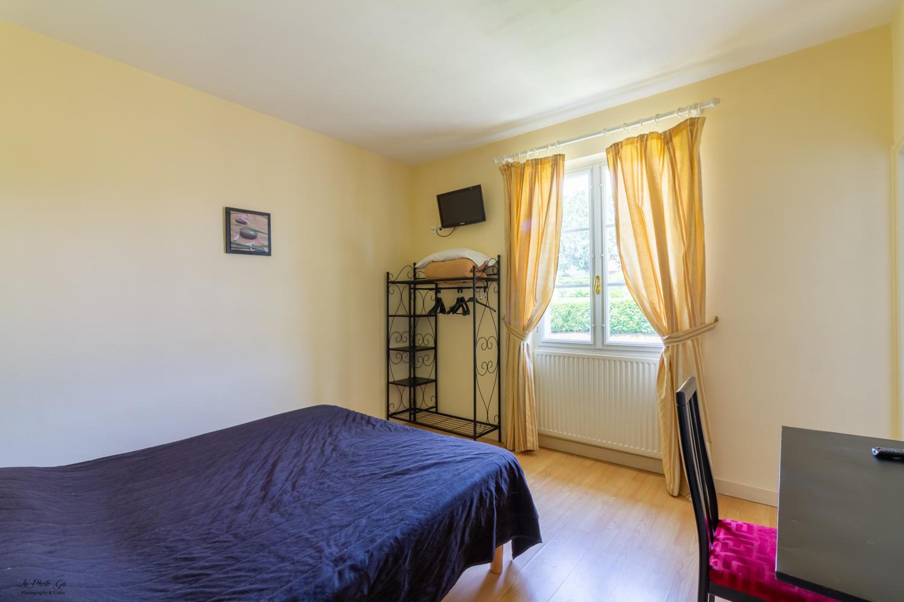 Standard Double Room - Photo 9