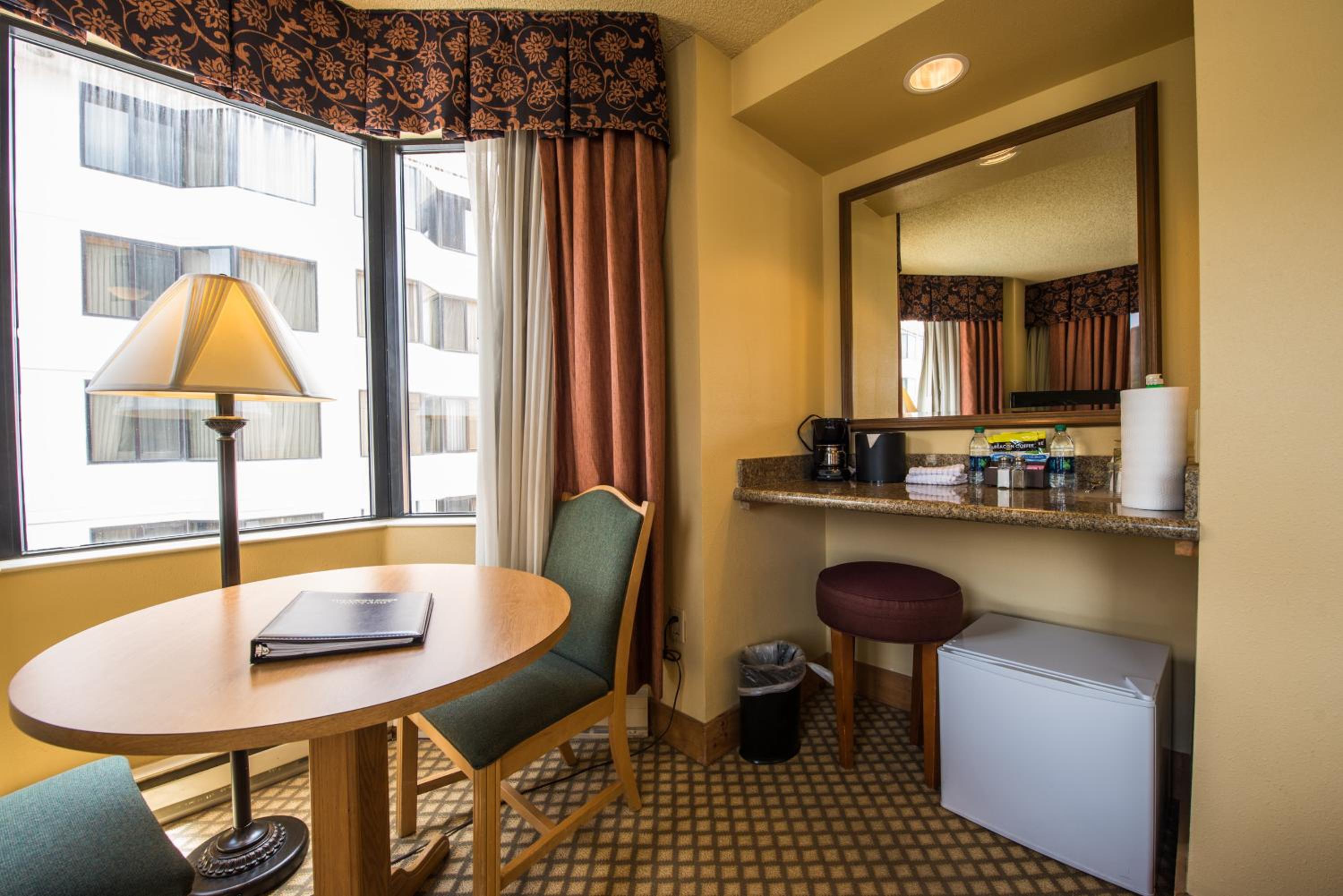 Standard King Room - Photo 13