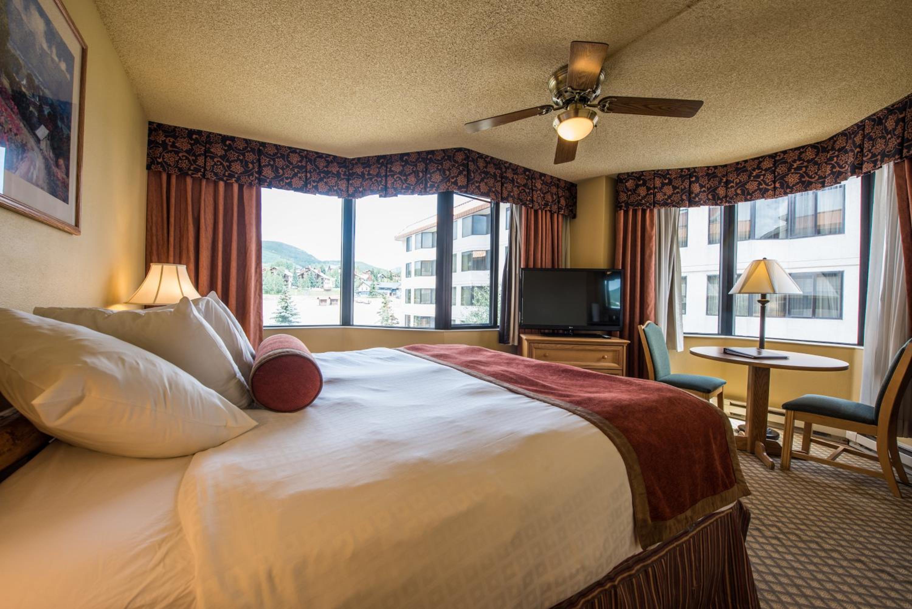 Standard King Room - Photo 14
