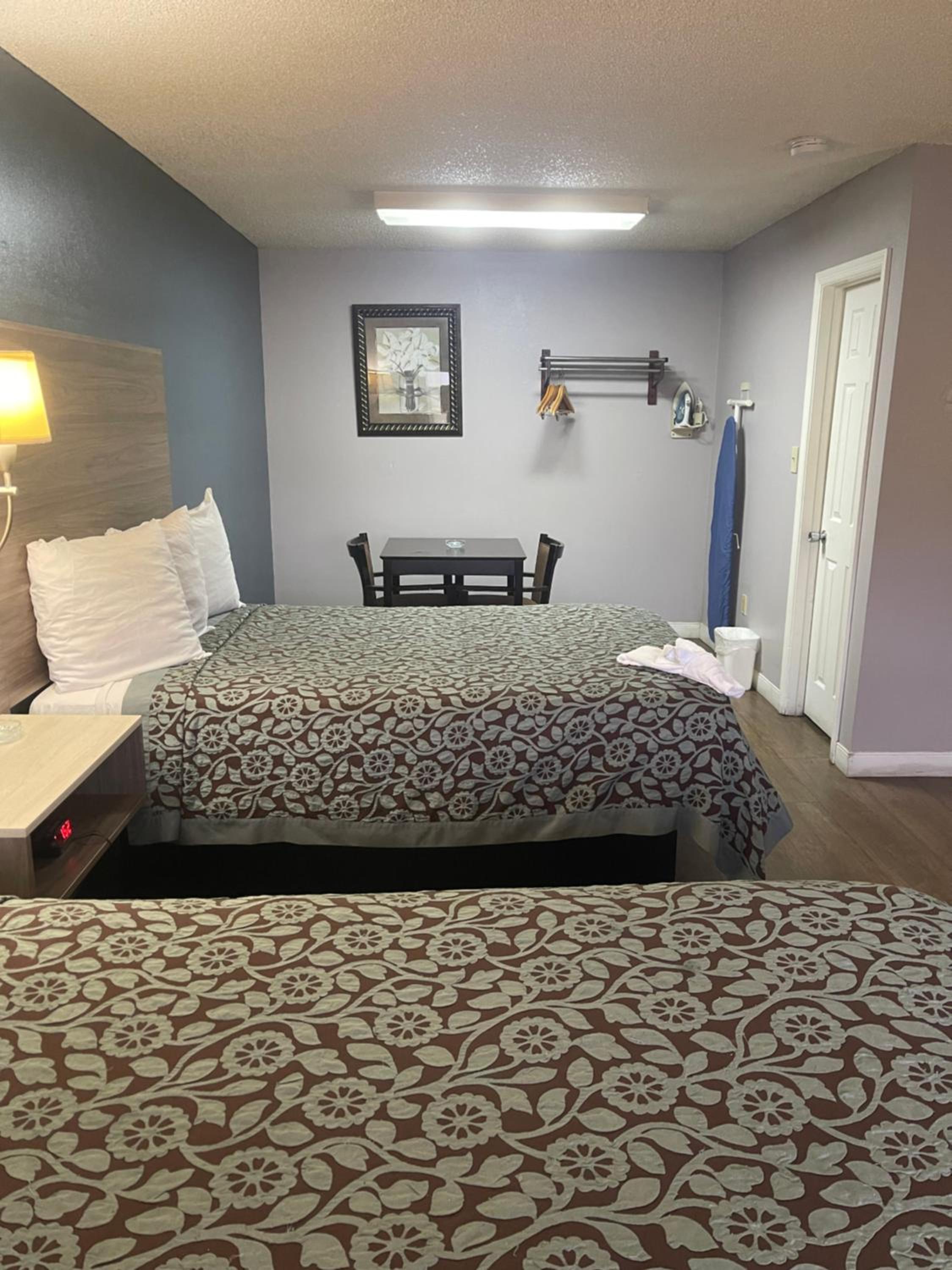 Double Room with Two Double Beds - Smoking - Photo 1