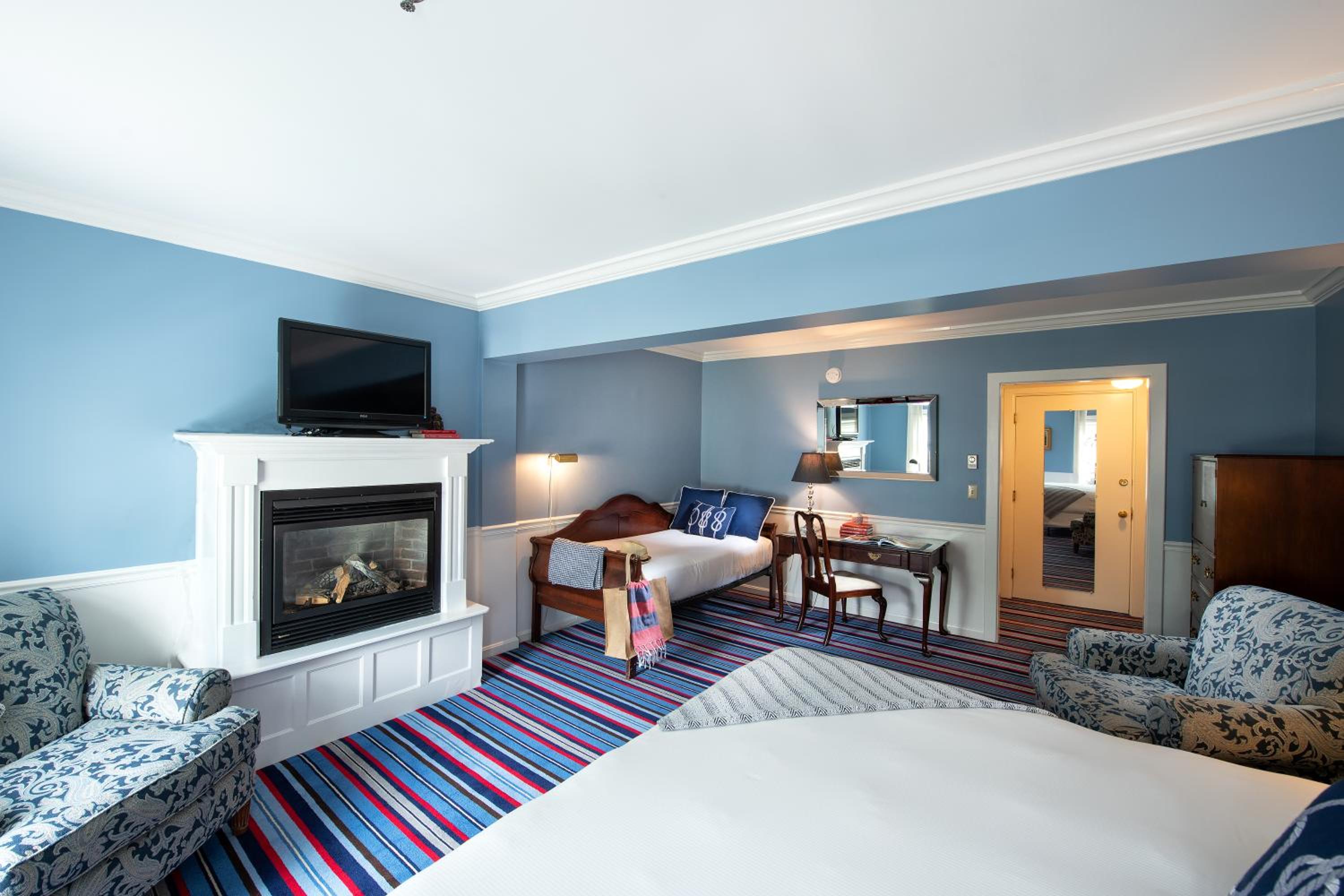 Dock Square King with Fire Place  - Photo 1