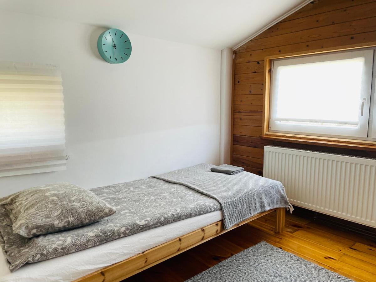 Small Single Room with Shared Bathroom photo 1