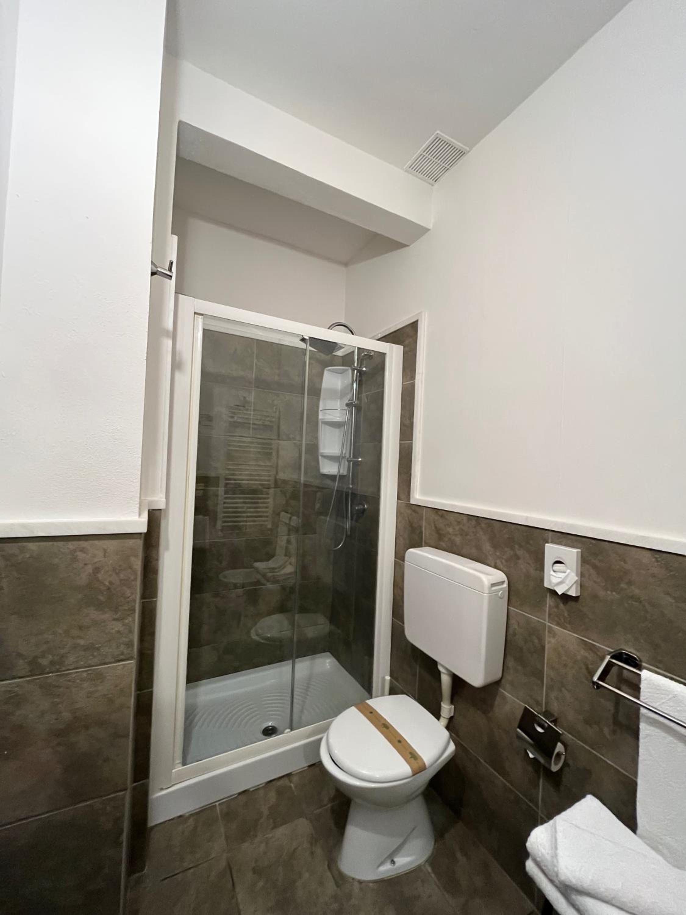 Suite with Hot Tub - Photo 5