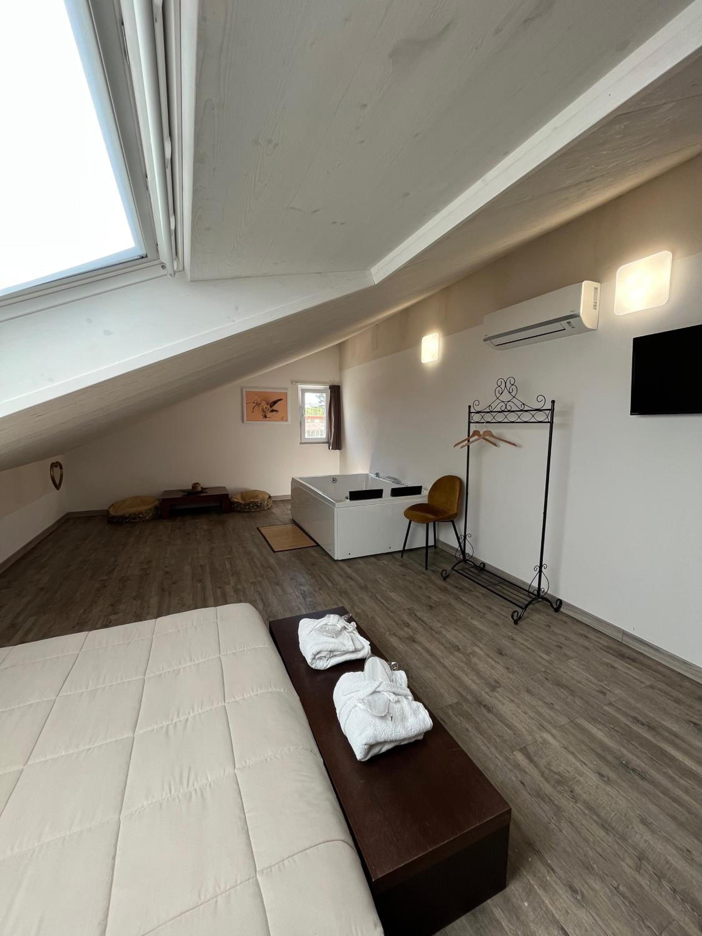 Suite with Hot Tub - Photo 7