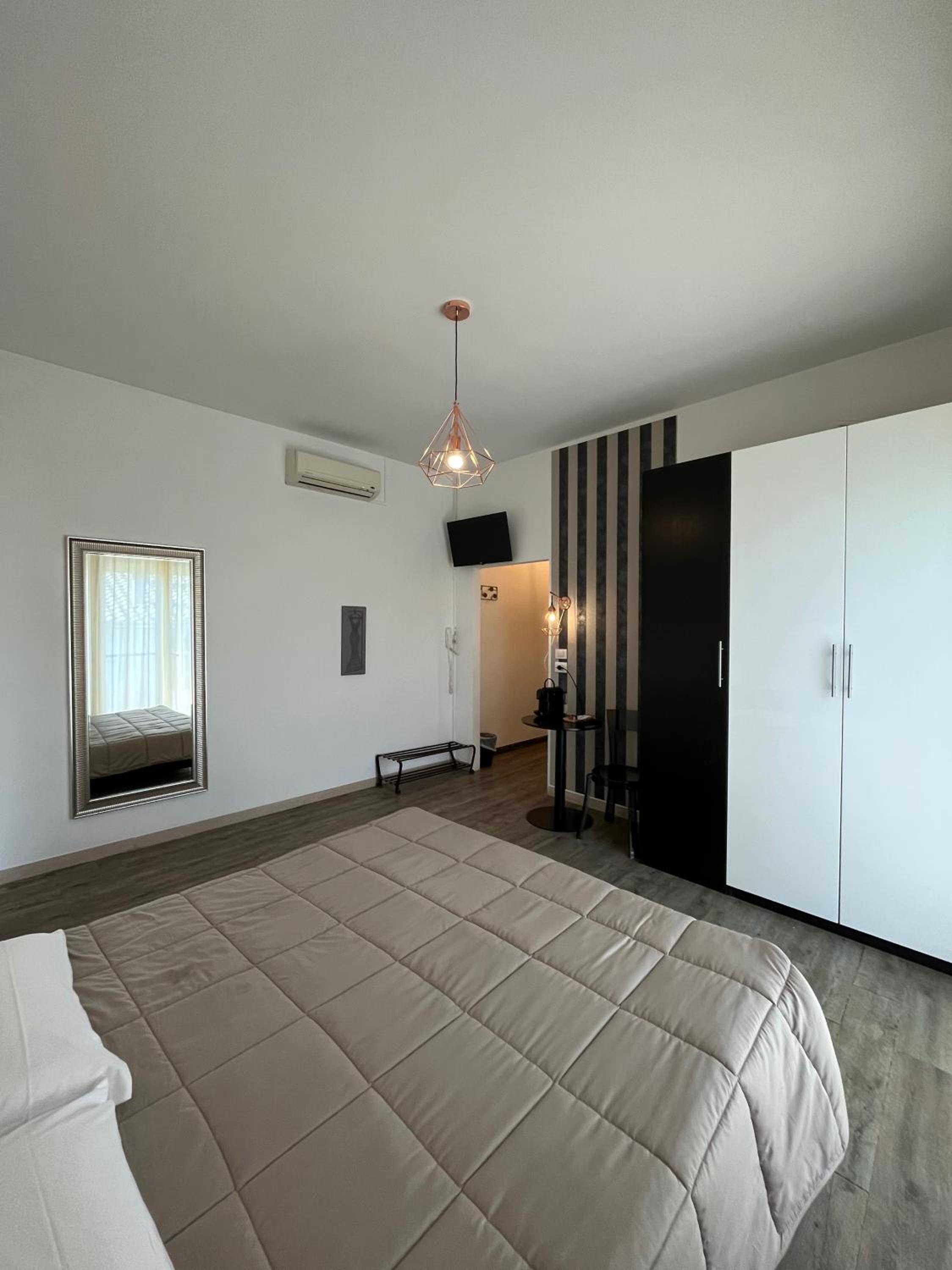 Suite with Hot Tub - Photo 8