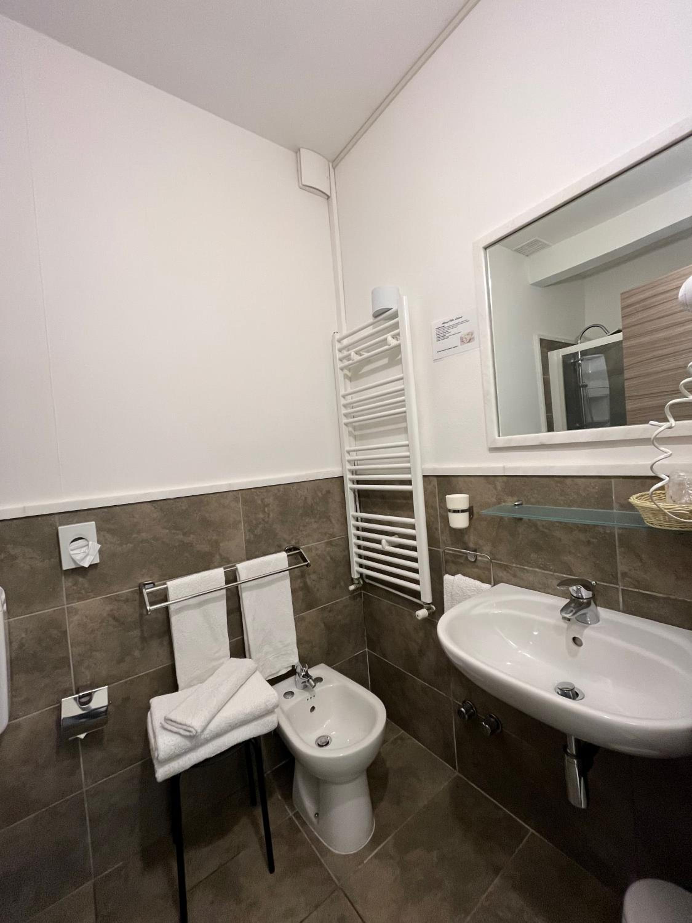 Suite with Hot Tub - Photo 6