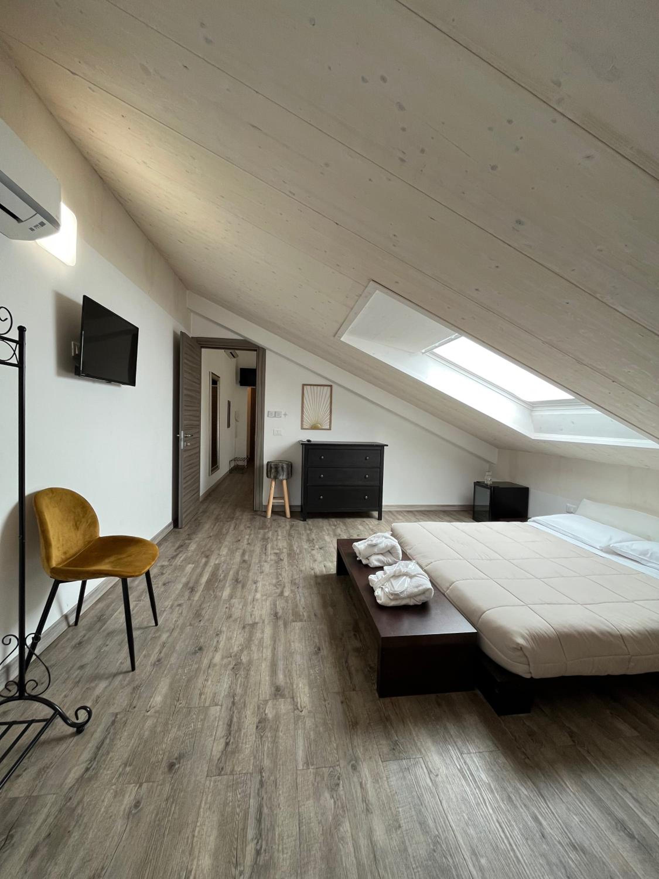 Suite with Hot Tub - Photo 9